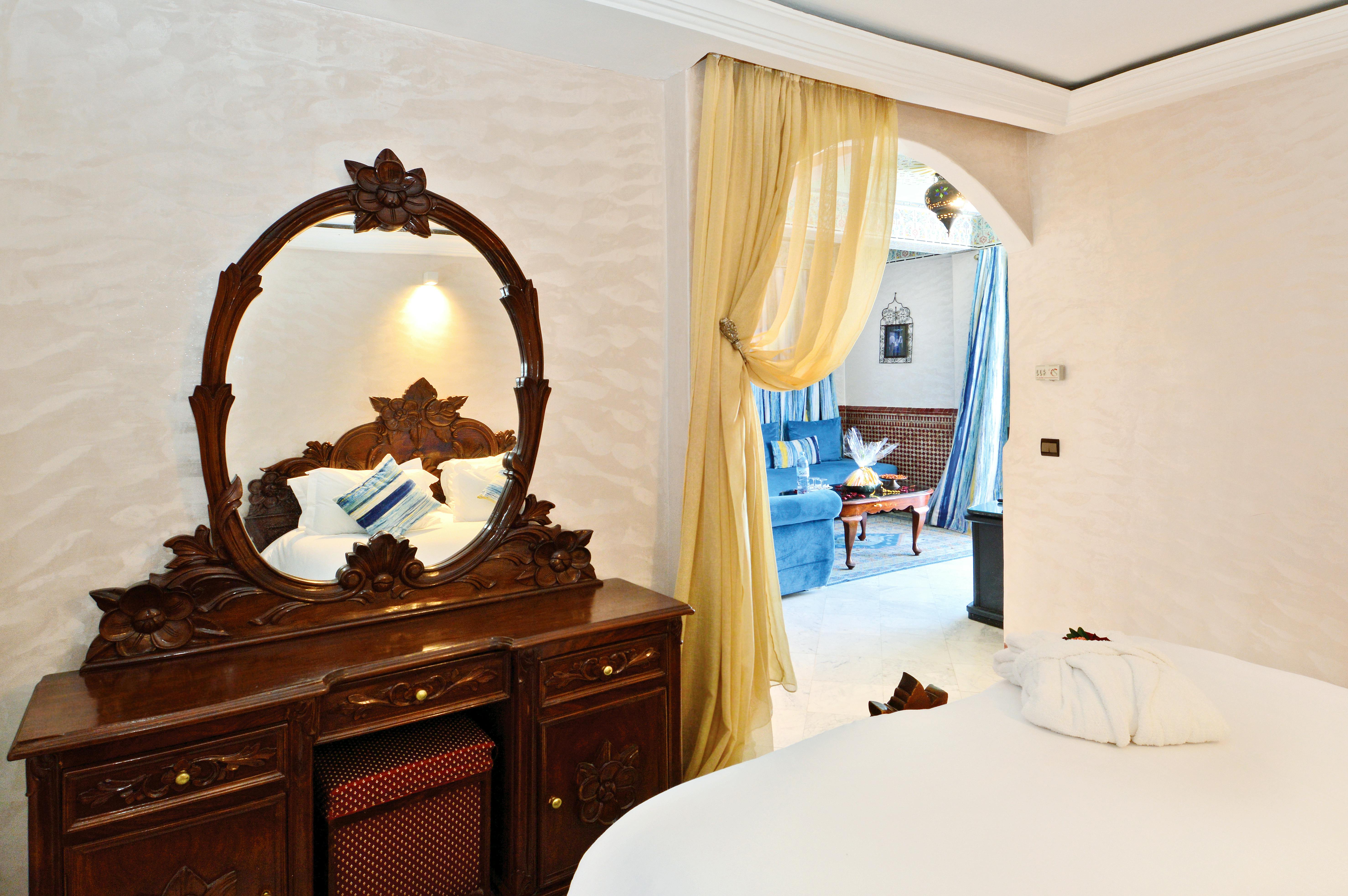 Vorhang auf Deckenschiene trennt eine Arbeitsnische im offenen Wohnraum ab, aufgeräumter Look