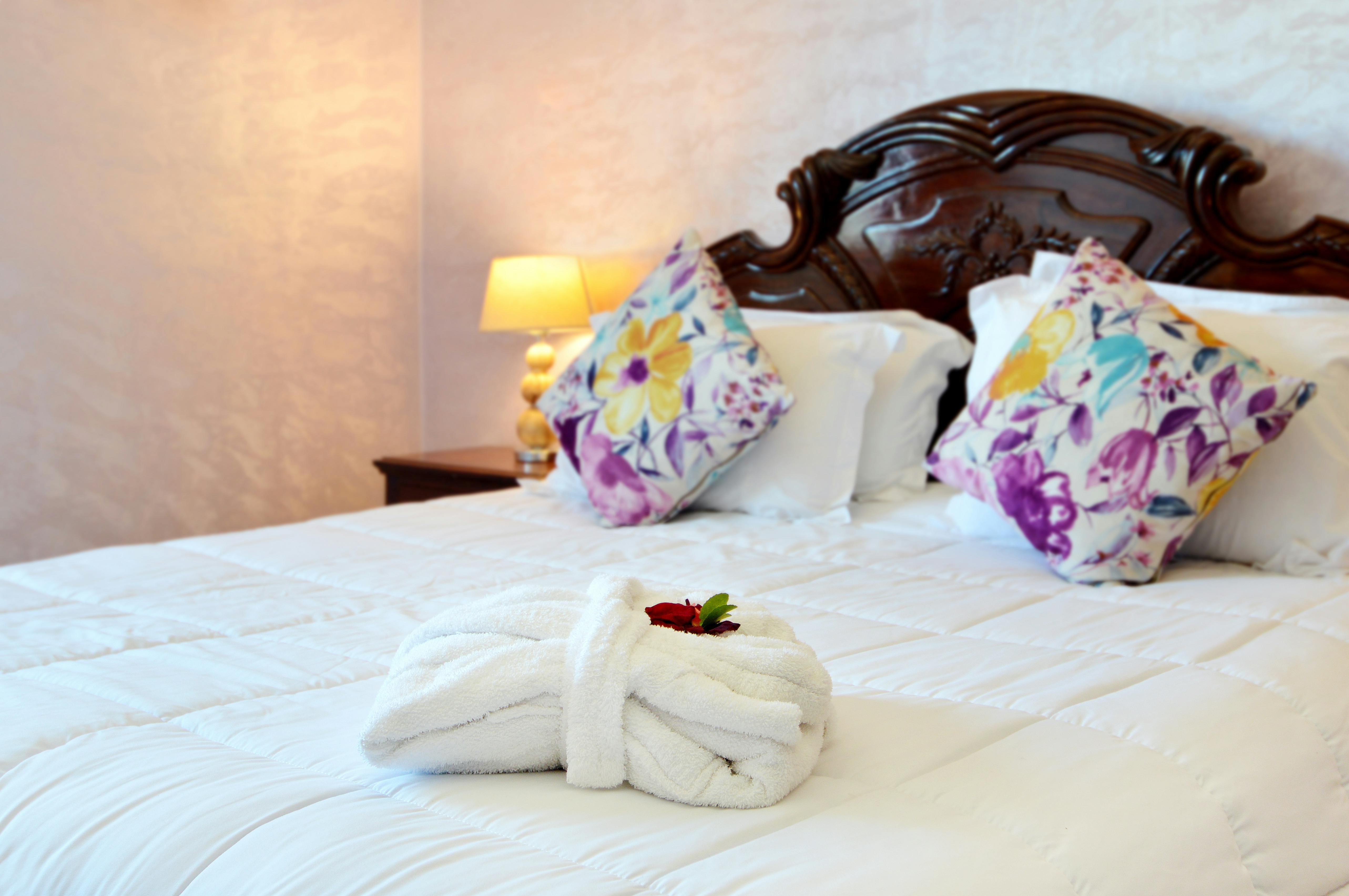 Posuňte postel o půl metru a vaše chladná ložnice bude vypadat mnohem útulněji.