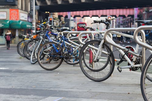 Kostnadsfria Kostnadsfri bild av byggnader, cykelparkering, cyklar Stock foto
