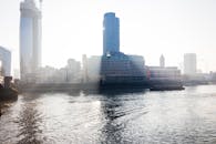 阳光明媚的日子里，泰晤士河构成了伦敦天际线的迷人景观