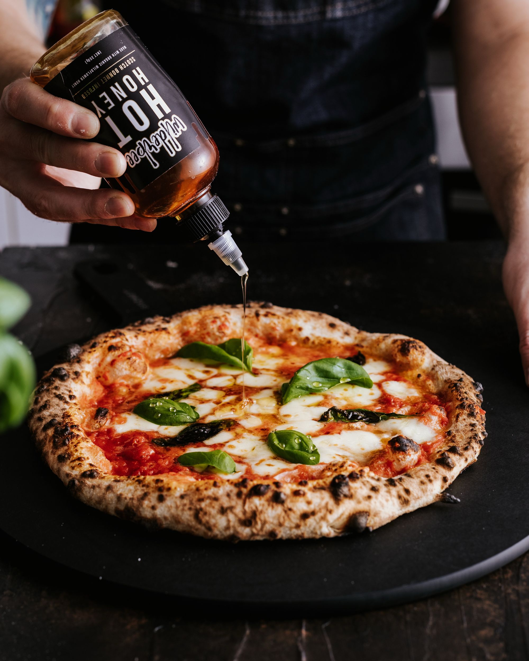 Pizza recebendo um fio de hot honey