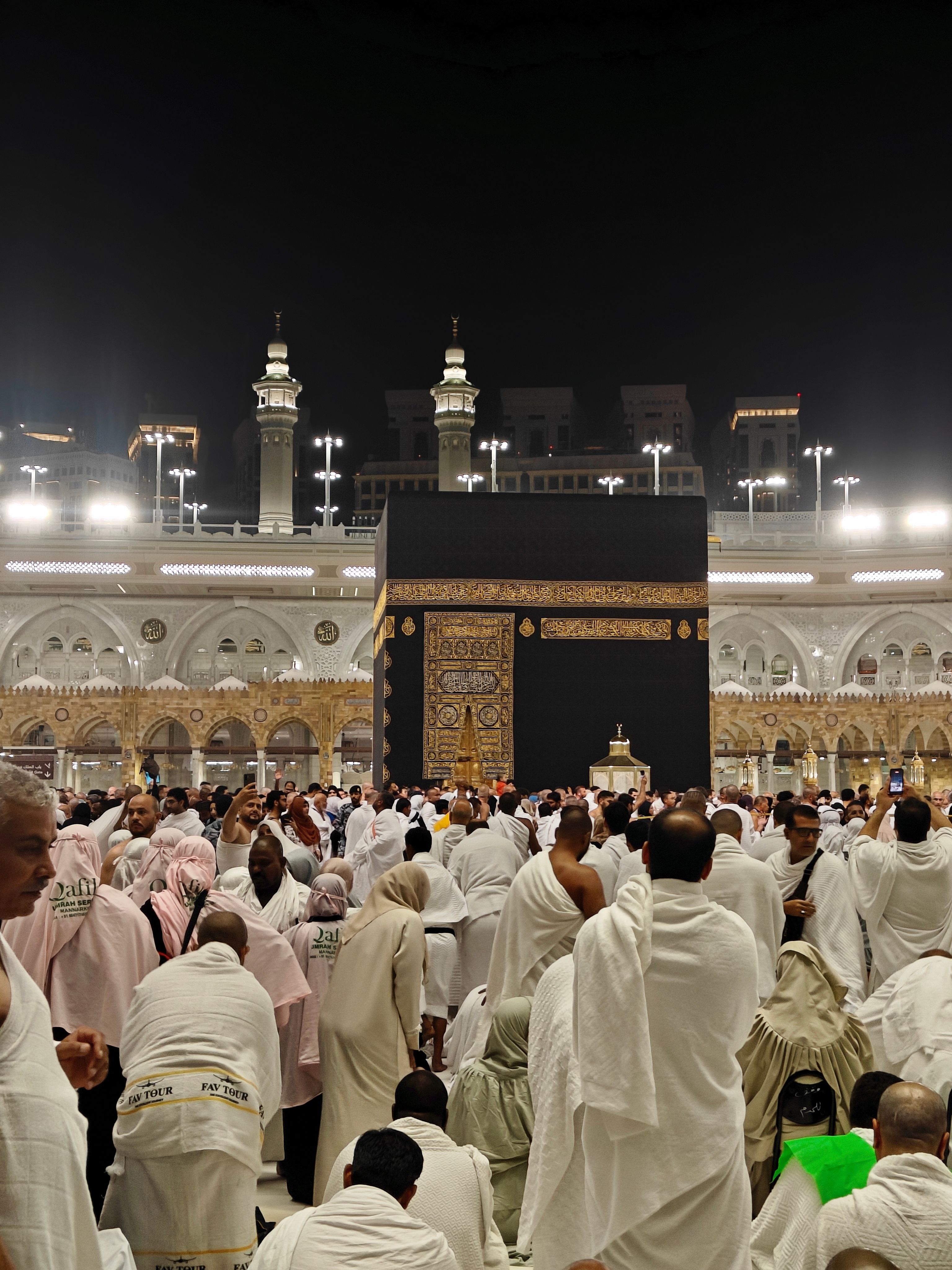 Suasana Kaabah malam hari dan jamaah umroh