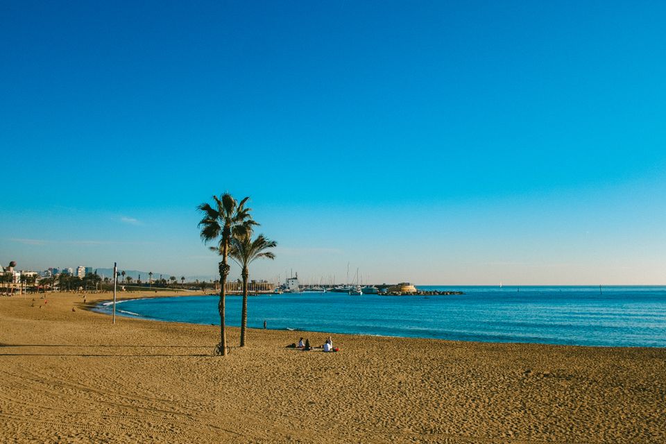 宁静的海滩场景,日出时的建筑物。宁静而祥和的氛围。