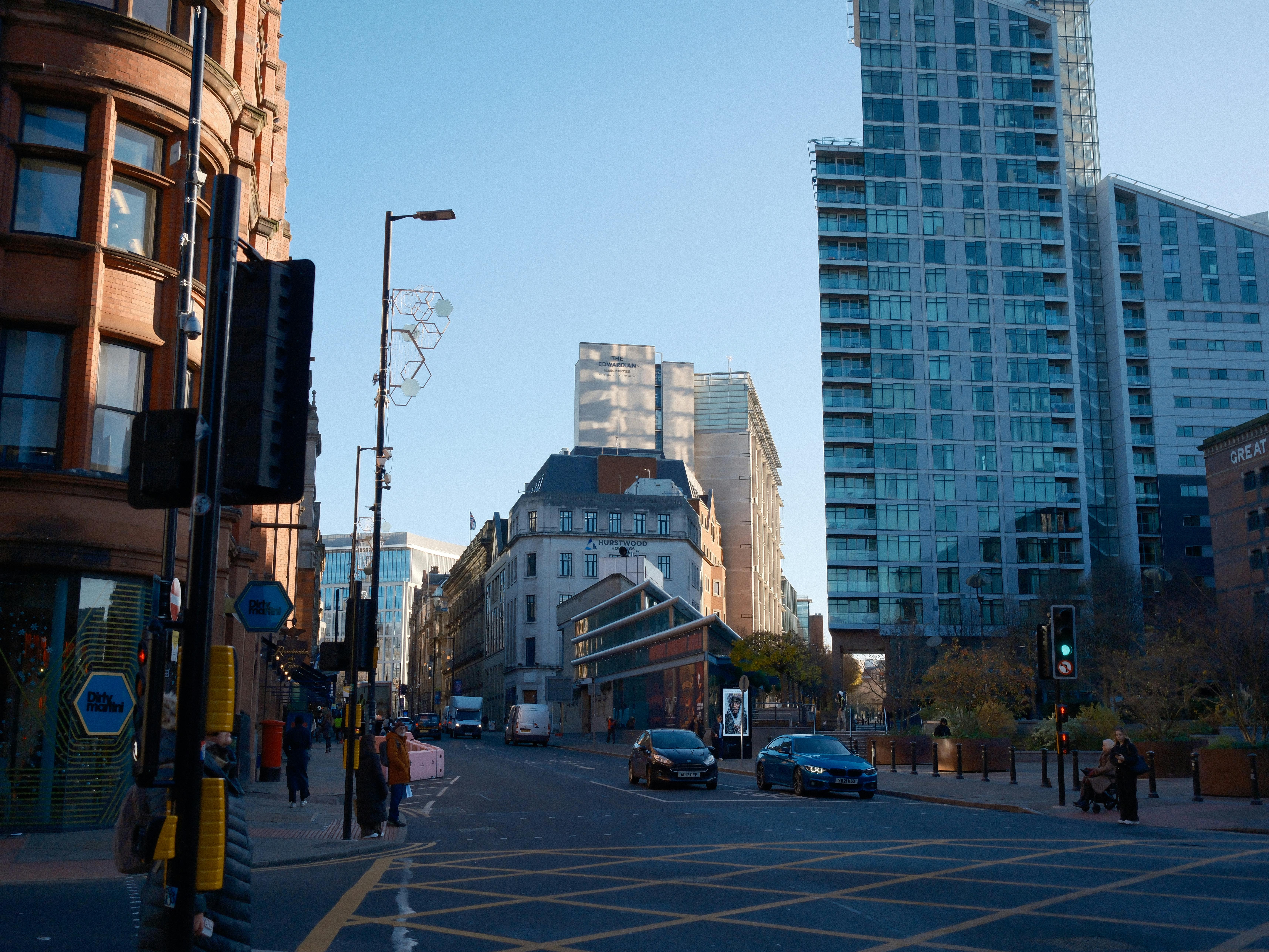 Santander, HSBC reduce mortgage rates — Photo by Max W on Pexels