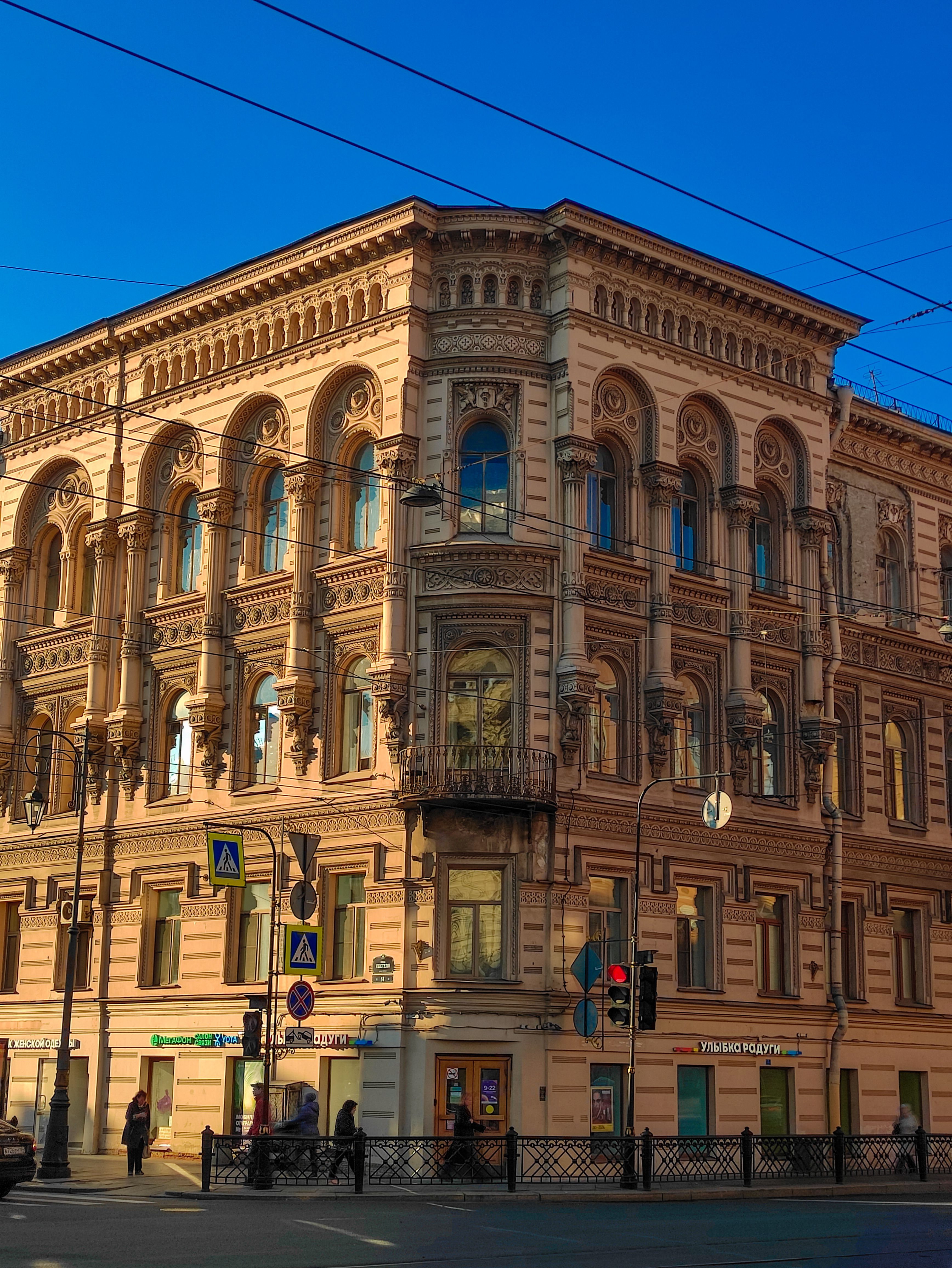 Historic Neo-Renaissance Building Exterior at Sunset · Free Stock Photo