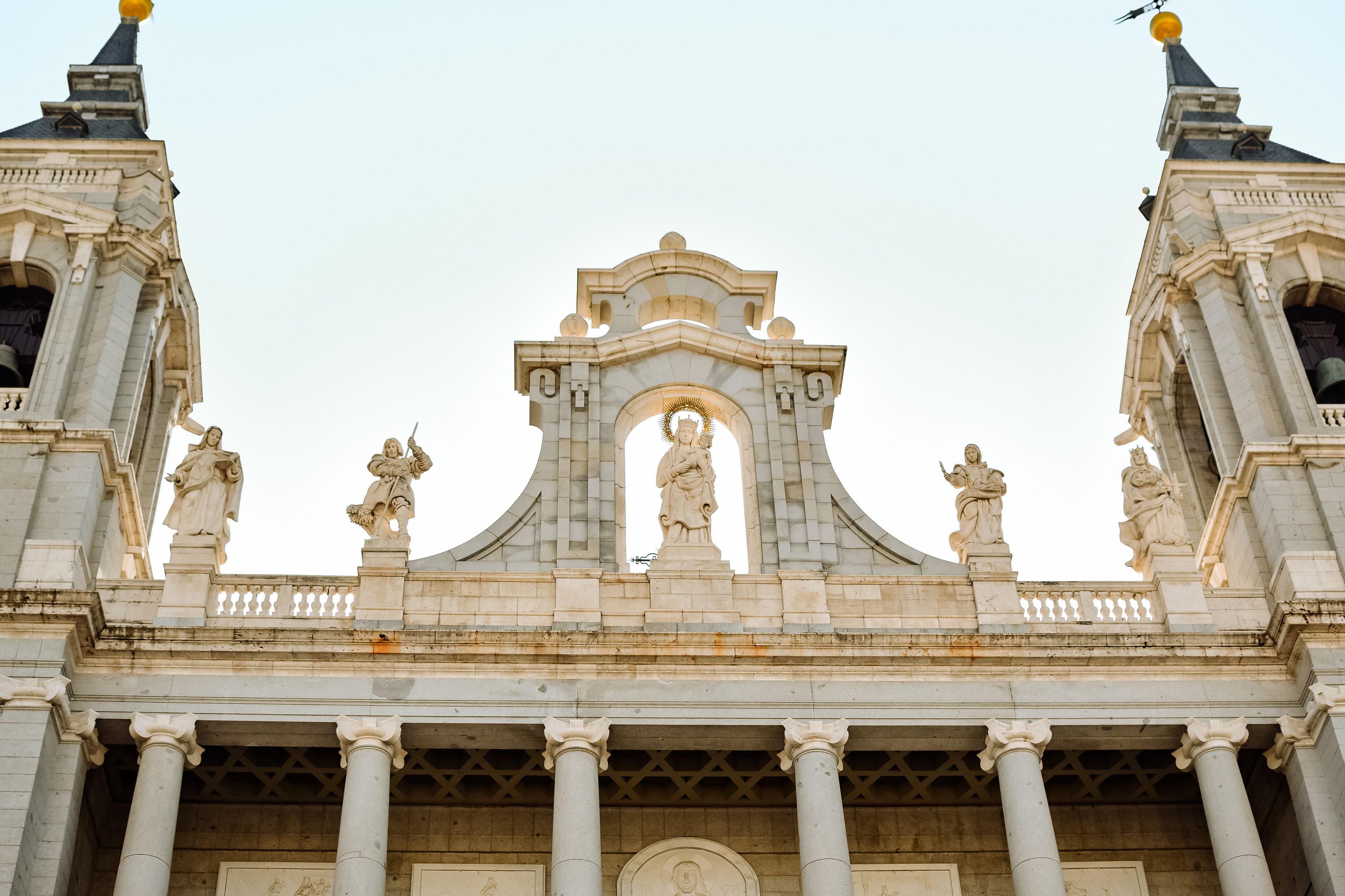 Catedral de la Almudena en un día luminoso