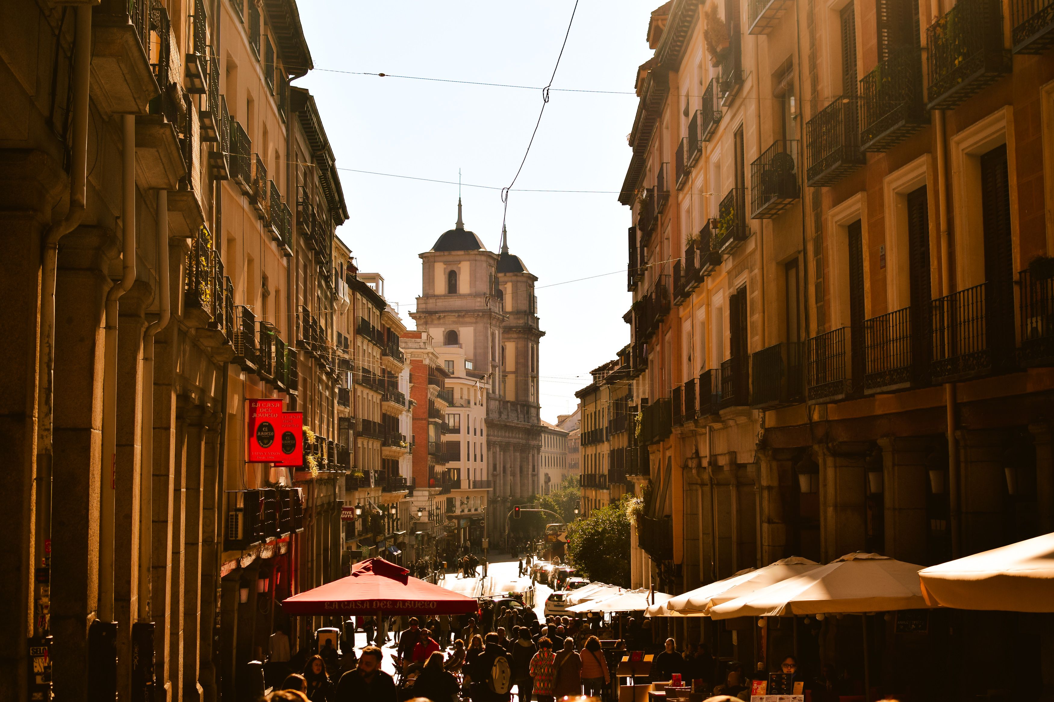 Calle de Madrid con arquitectura tradicional y ambiente acogedor