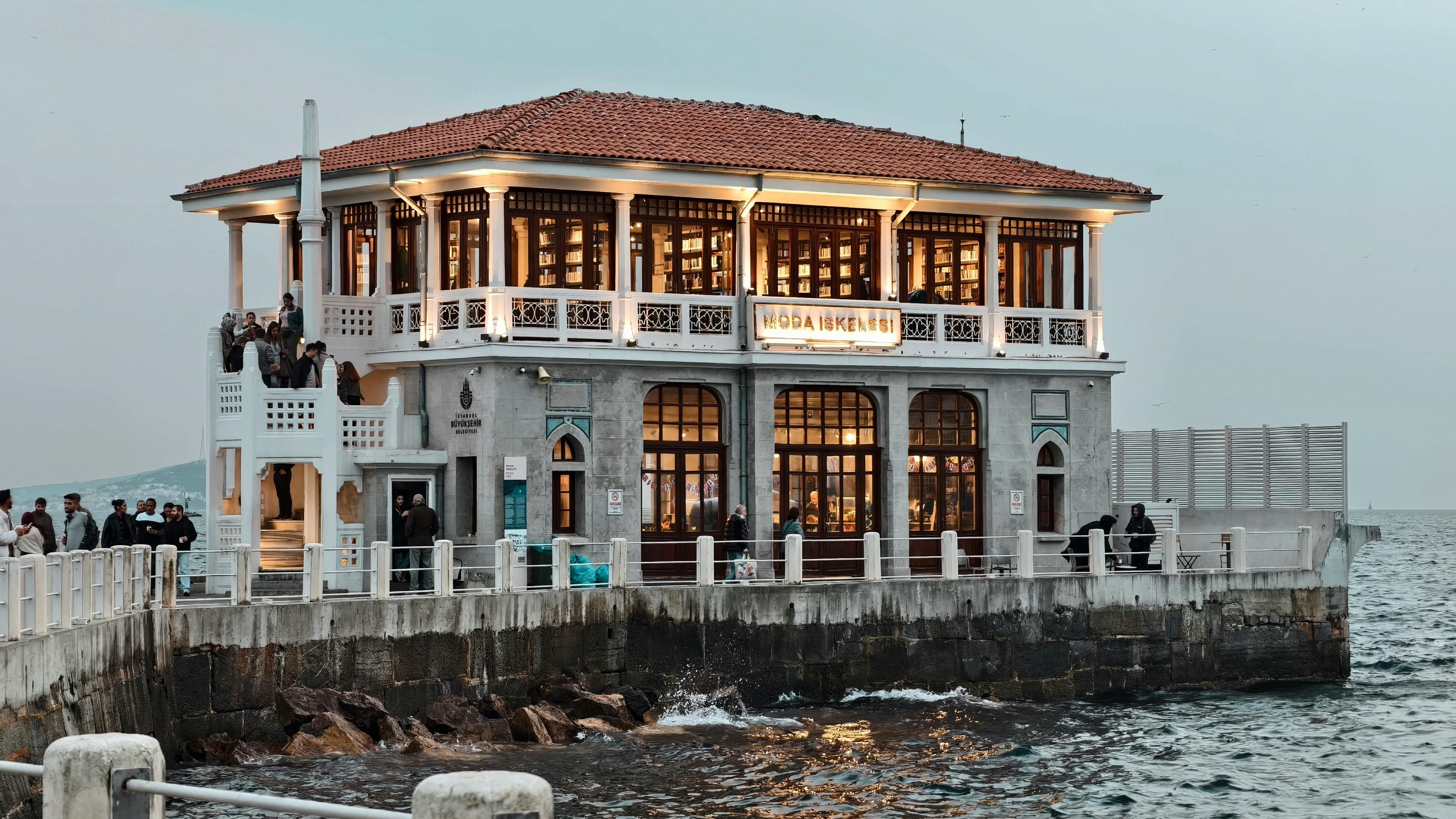 bezplatná Malebný výhled na historickou budovu u moře v Istanbulu v Turecku za soumraku. Základová fotografie