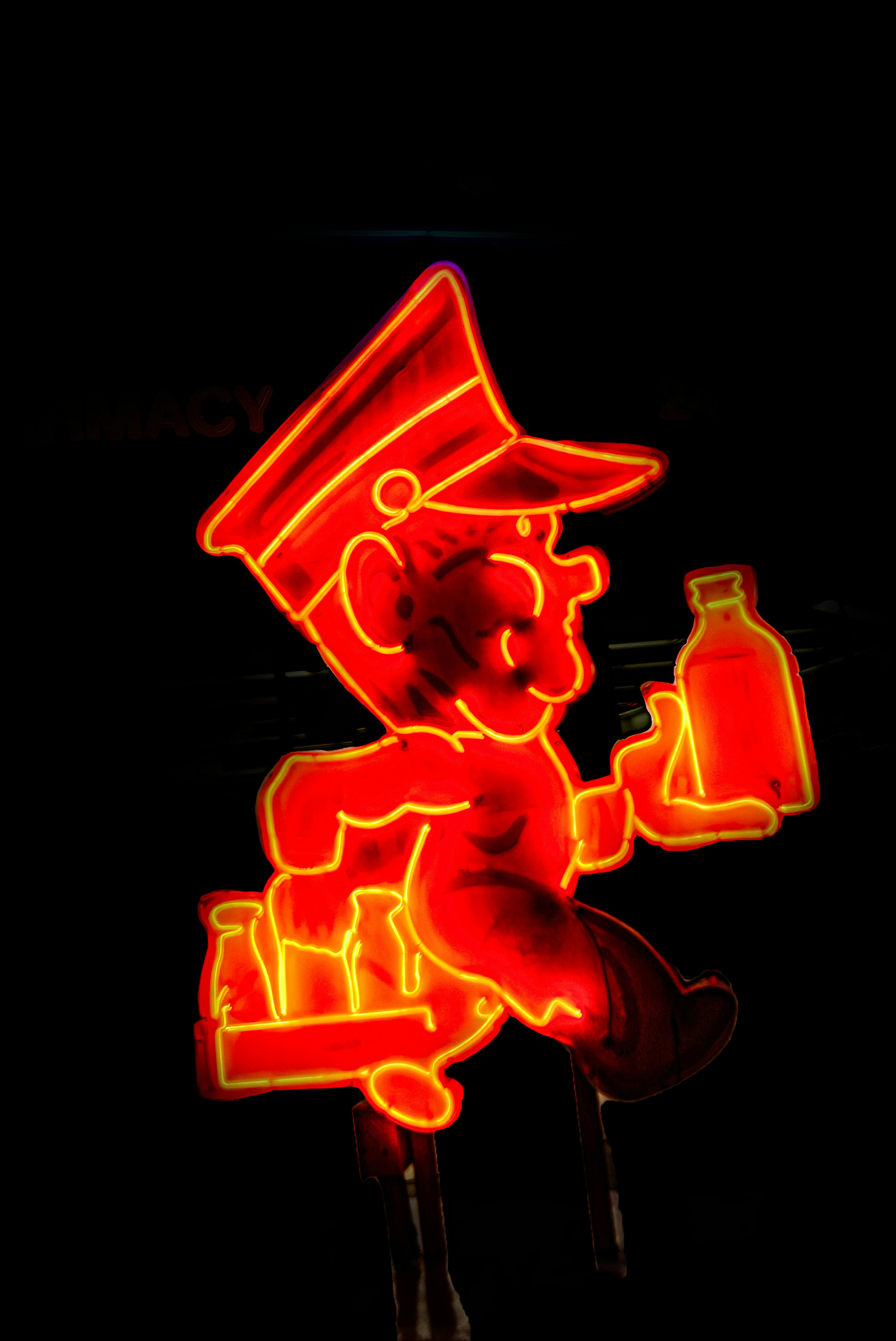 Profilo urbano con luci al neon di notte e cielo drammatico