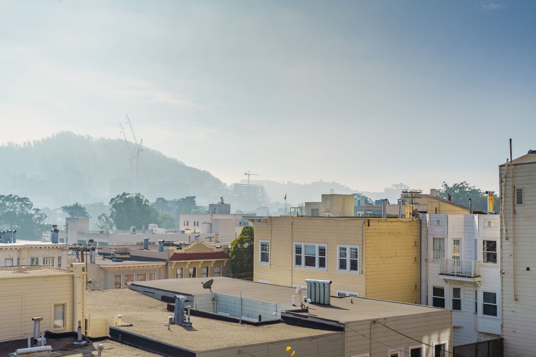 Solar panels rooftop condominium — Jornal Metro