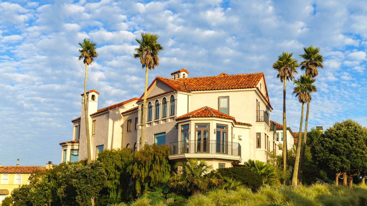 Hidden Hills Luxury Homes for Sale: A Buyer Guide