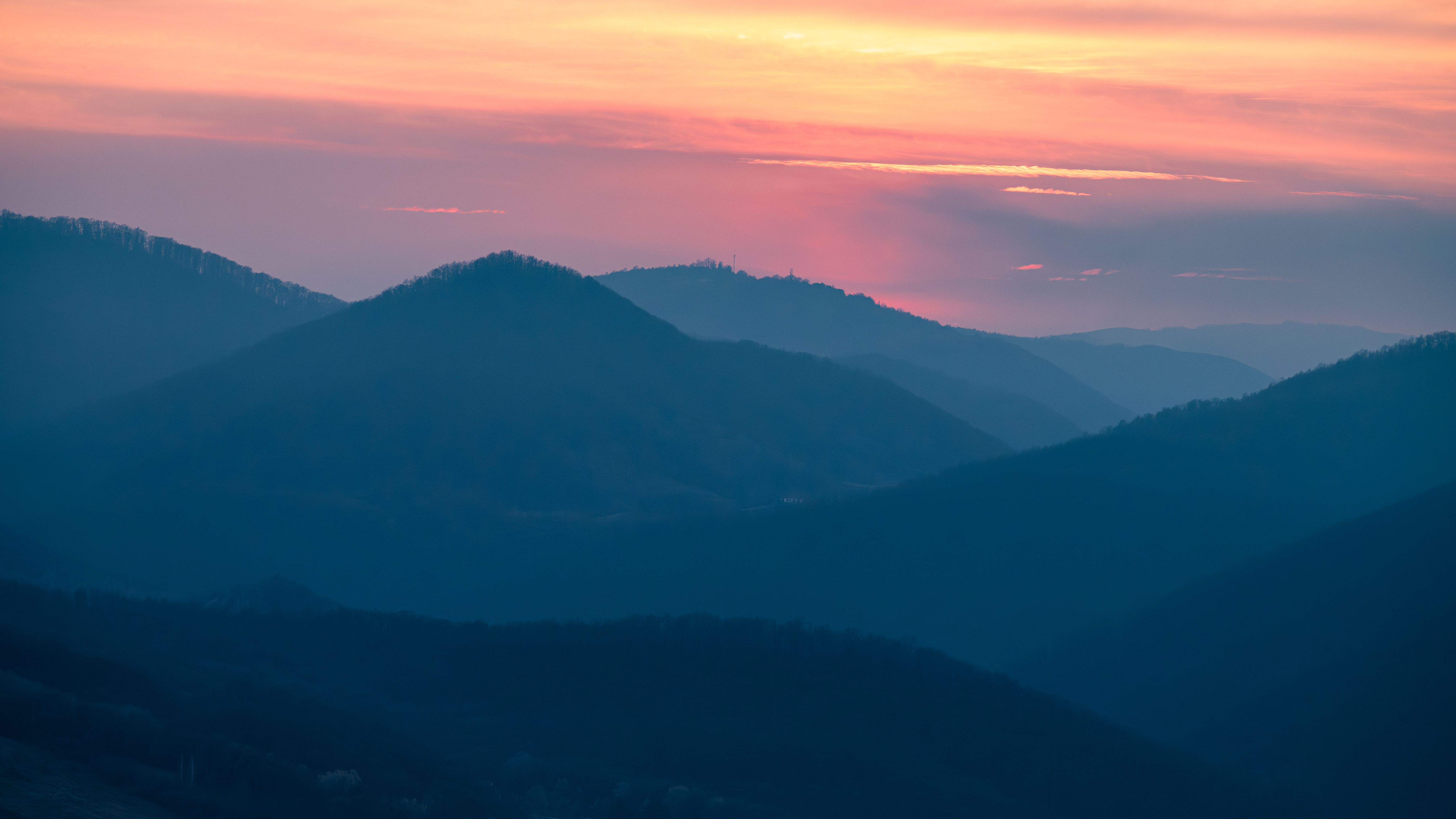 夕暮れの山の風景
