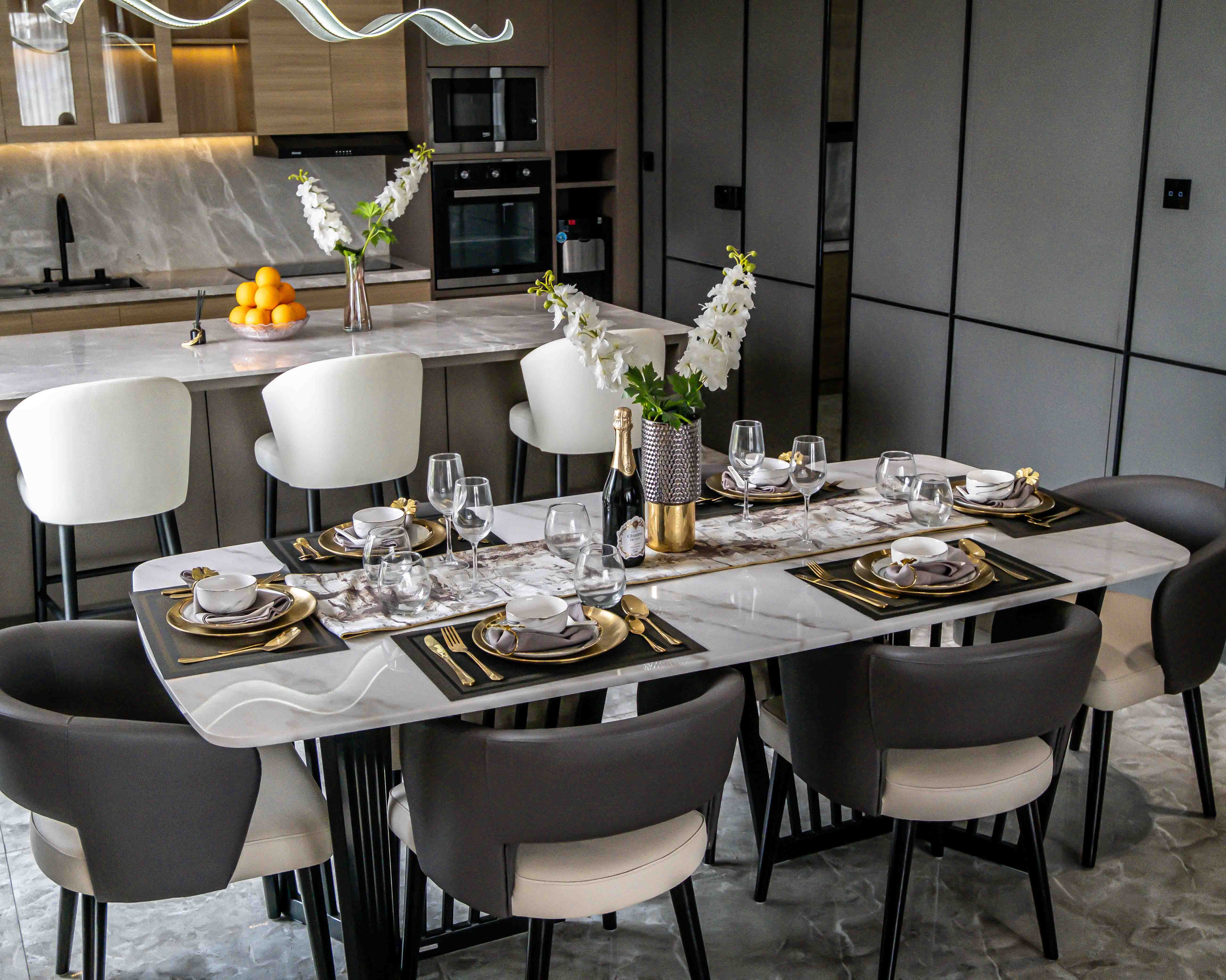 Elegante Mesa De Comedor En Una Cocina Moderna · Foto de stock gratuita