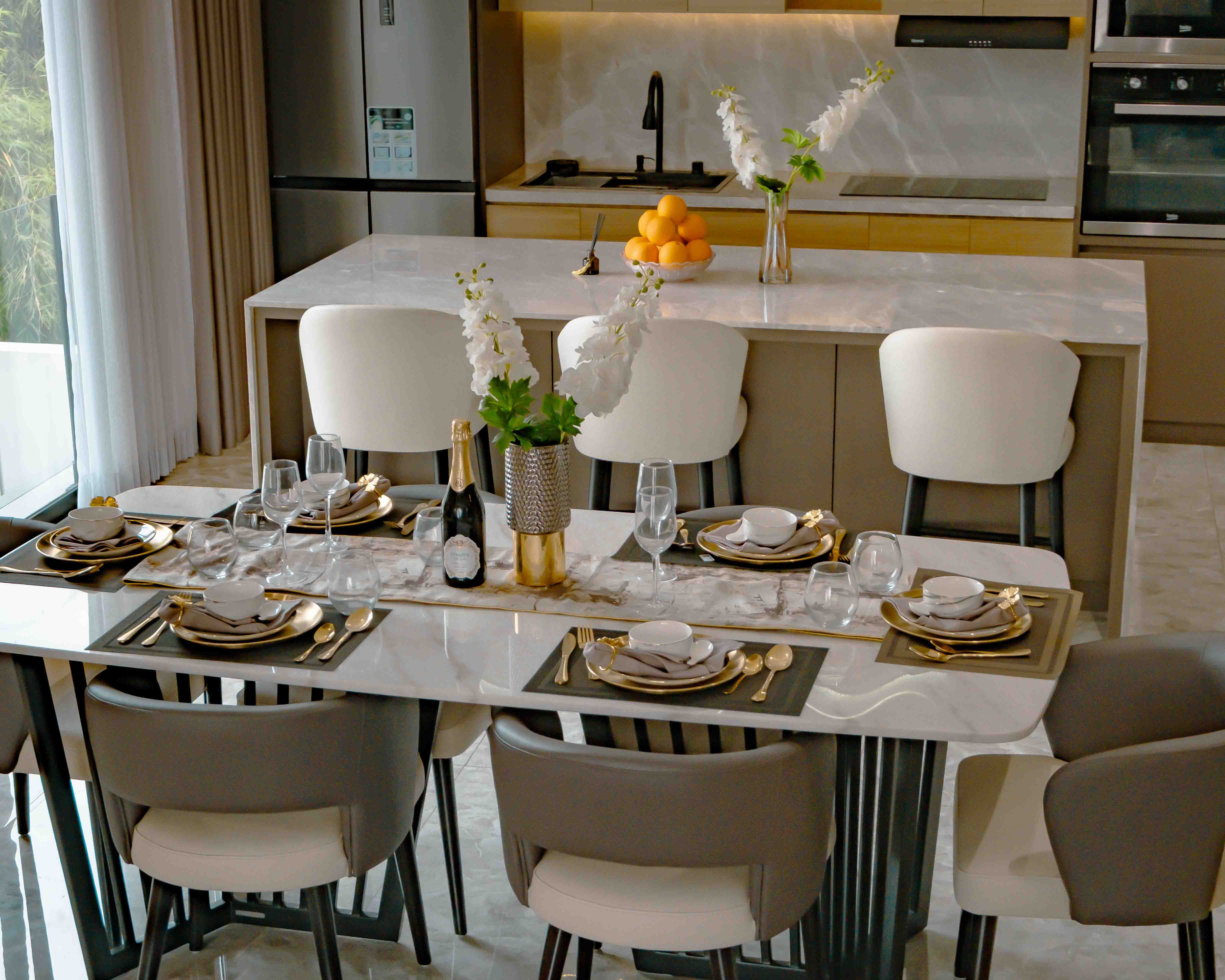Elegant Dining Room with Modern Kitchen Interior · Free Stock Photo