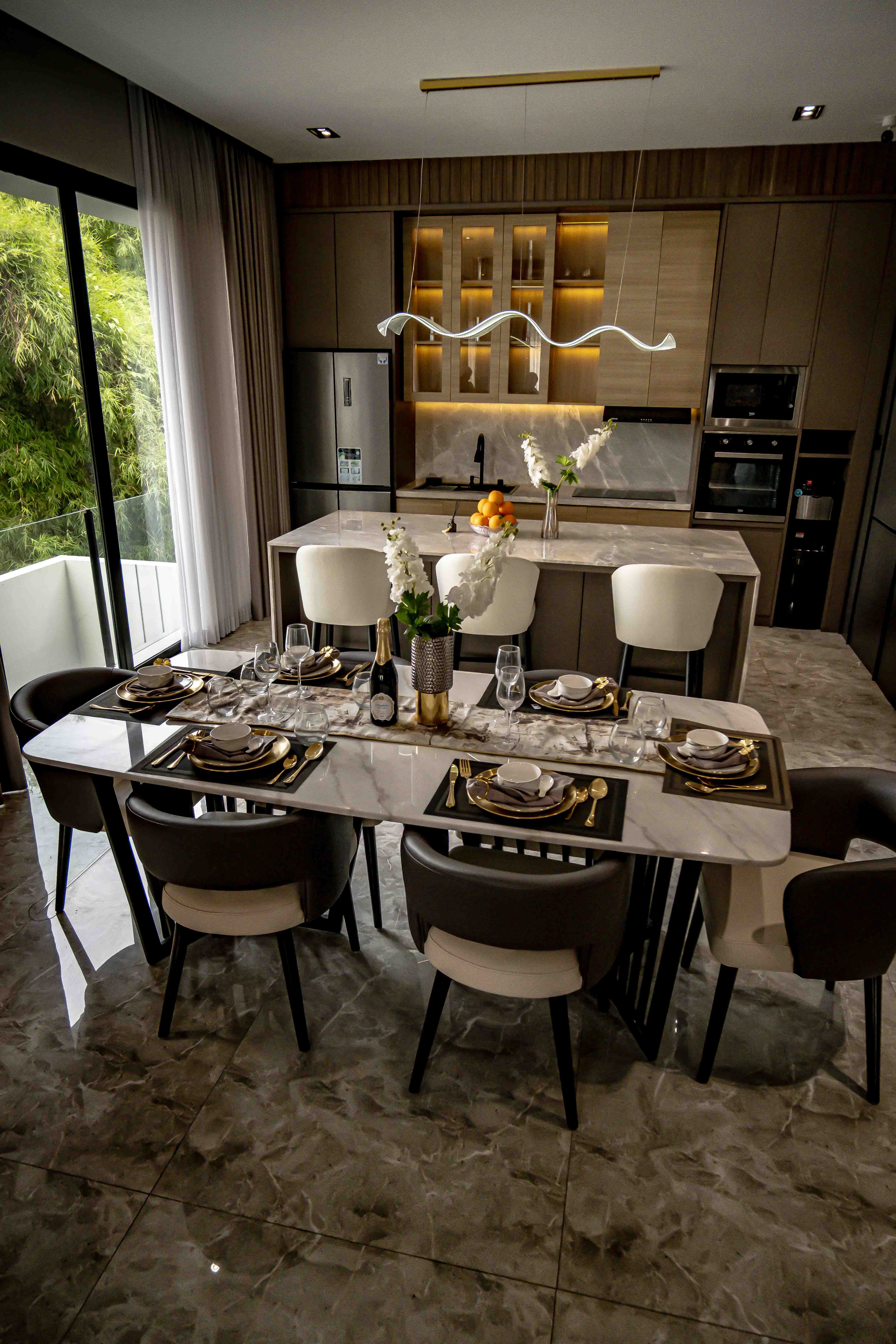 Elegant Dining Room with Modern Kitchen Interior · Free Stock Photo