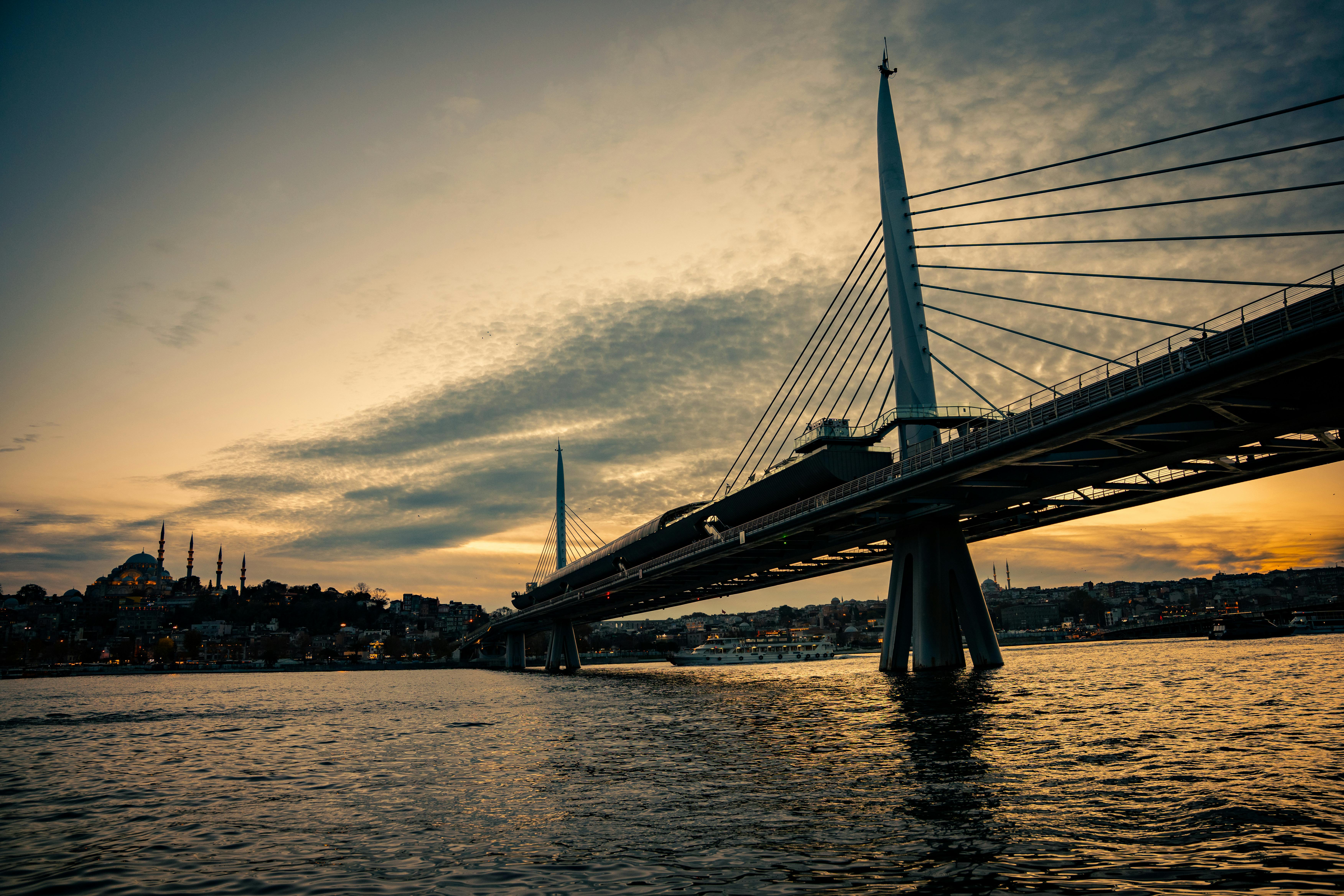 Gratuit Le pont du métro de la Corne d'Or à Istanbul, au coucher du soleil sur le Bosphore. Photos