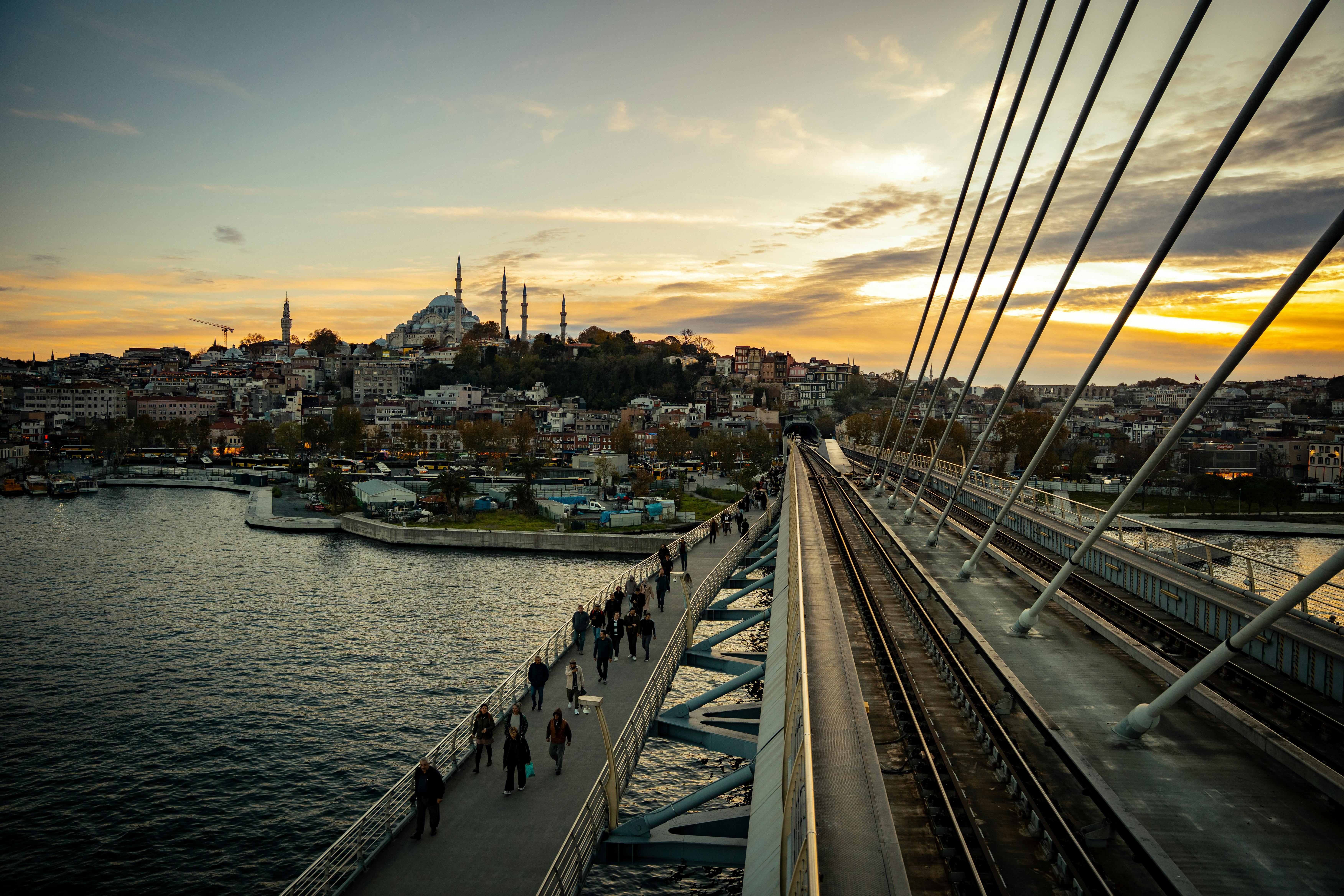 Gratuit Coucher de soleil pittoresque sur le pont de la Corne d'Or à Istanbul, avec le paysage urbain en arrière-plan. Photos