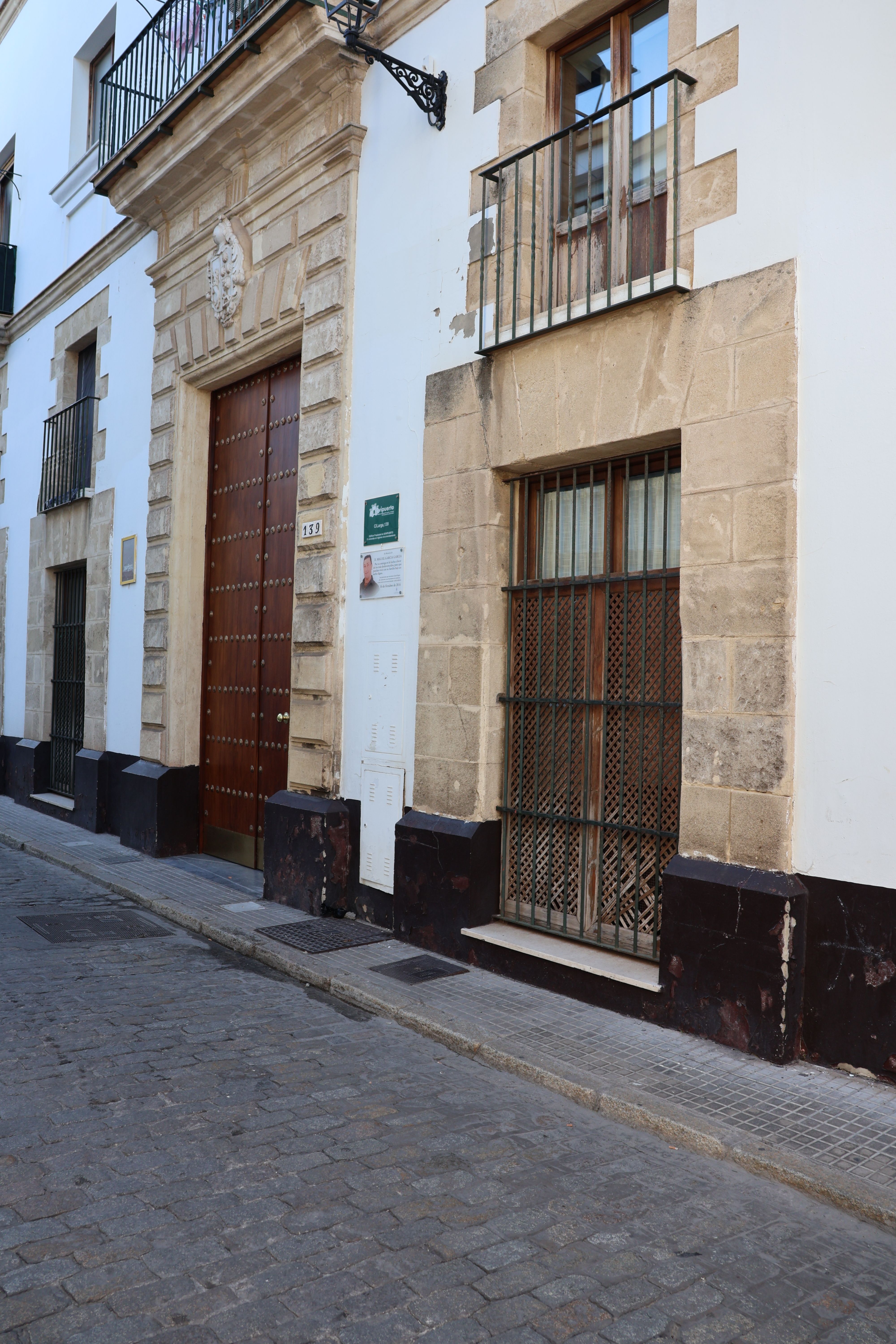 Explore traditional Andalusian architecture in El Puerto de Santa María's historic streets.