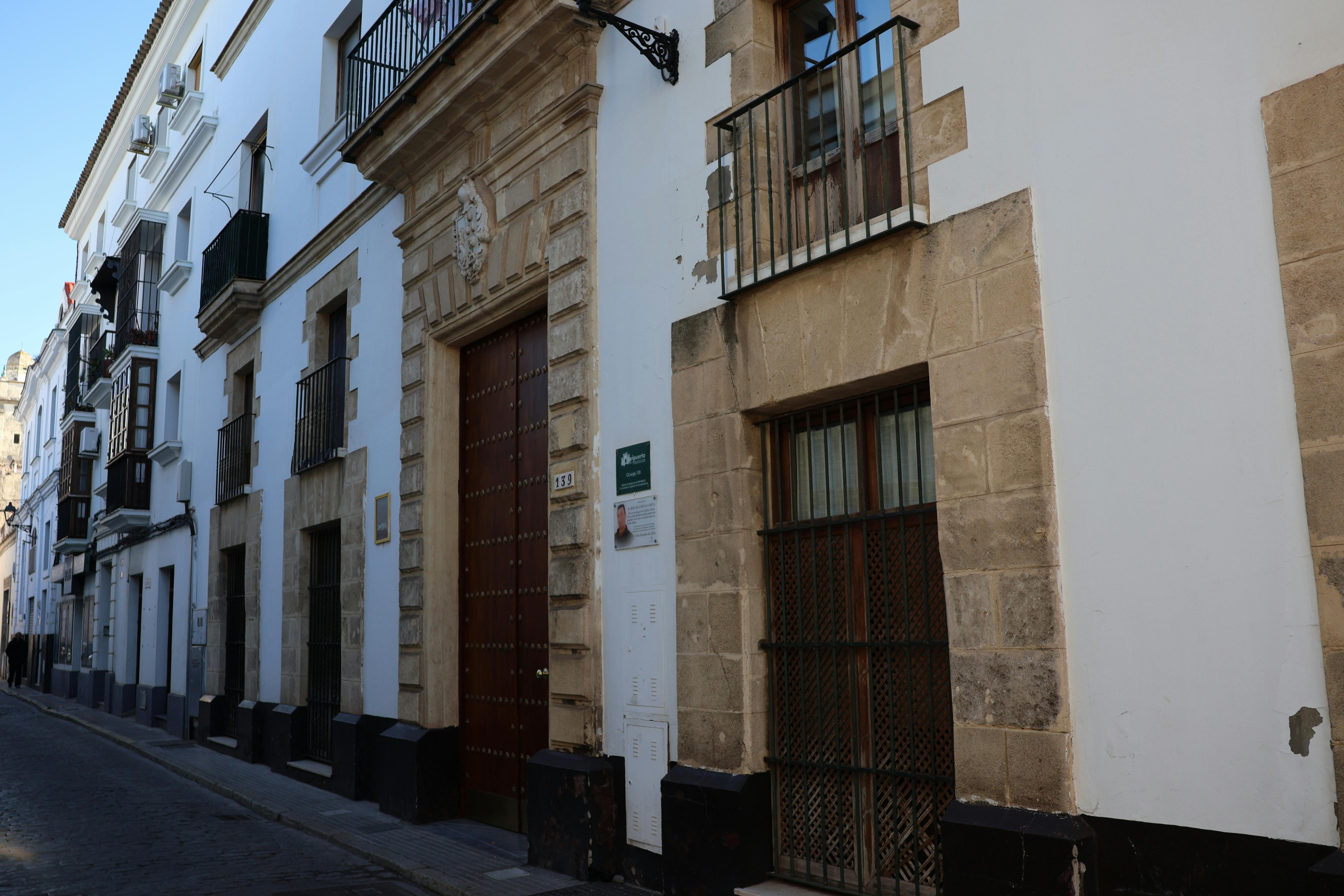fachada principal del edificio con su escudo heráldico