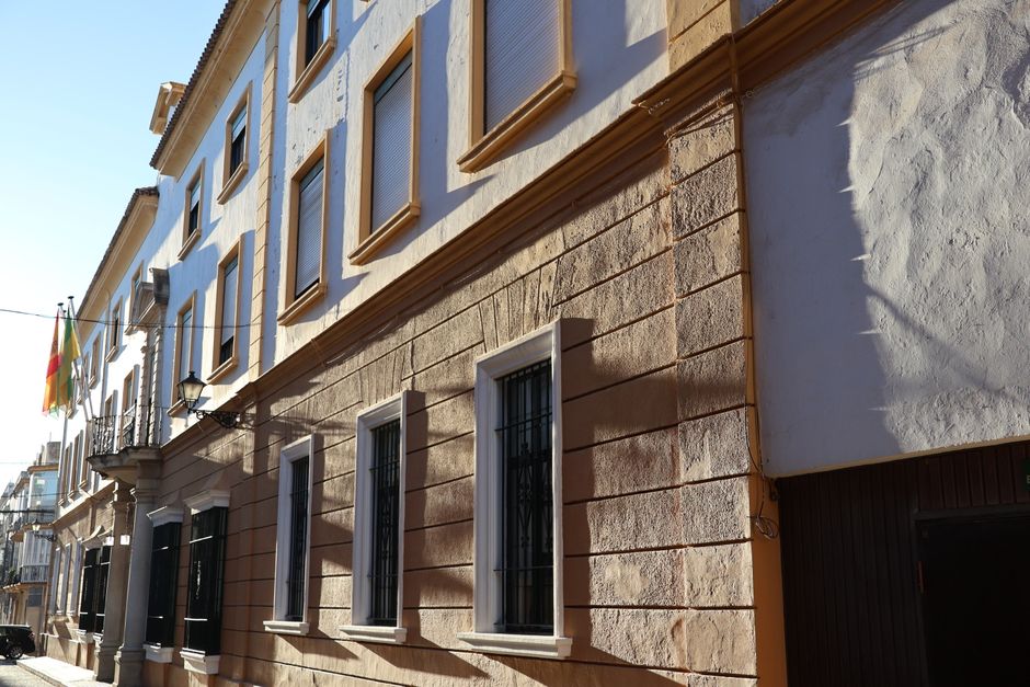Captura de un edificio histórico en El Puerto de Santa María que muestra arquitectura tradicional bajo la luz del sol.