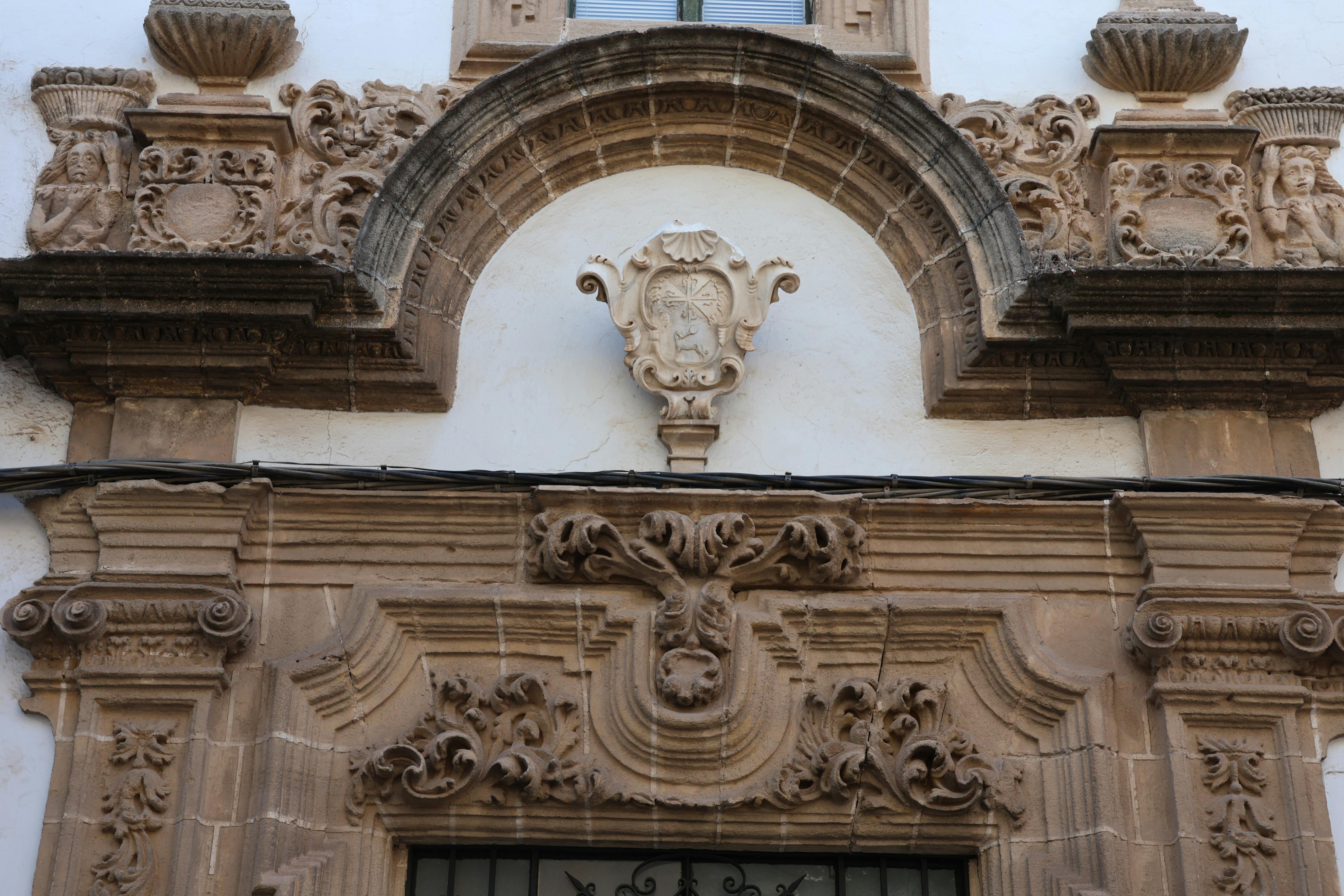 escudo en el dintel de la ornamentada portada