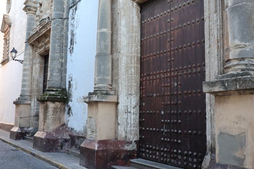 Free Close-up of a historic doorway in El Puerto de Santa María, showcasing architectural details. Stock Photo