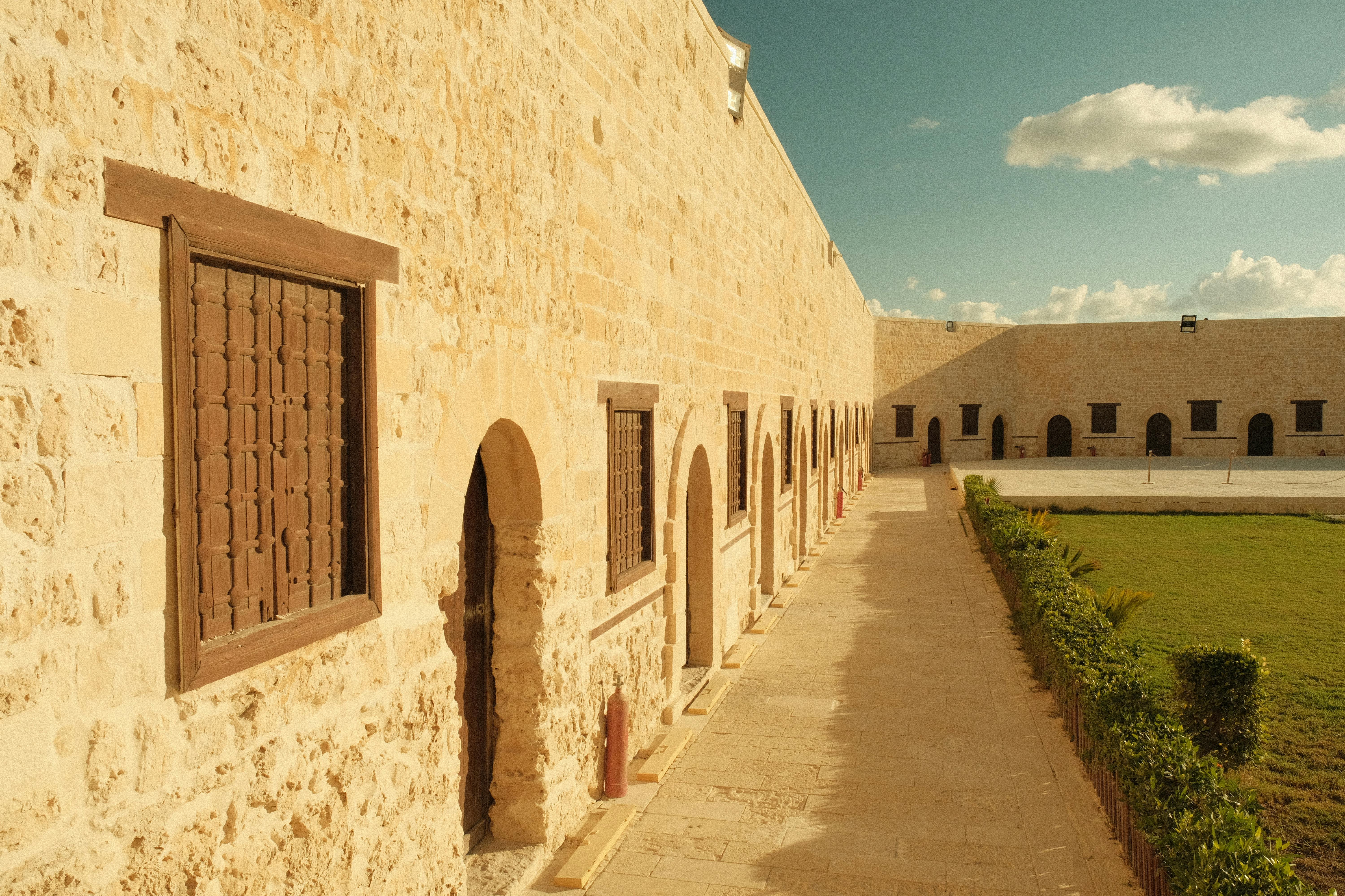 香港大火震驚國際！甄子丹妻指中國易燃護網釀災禍