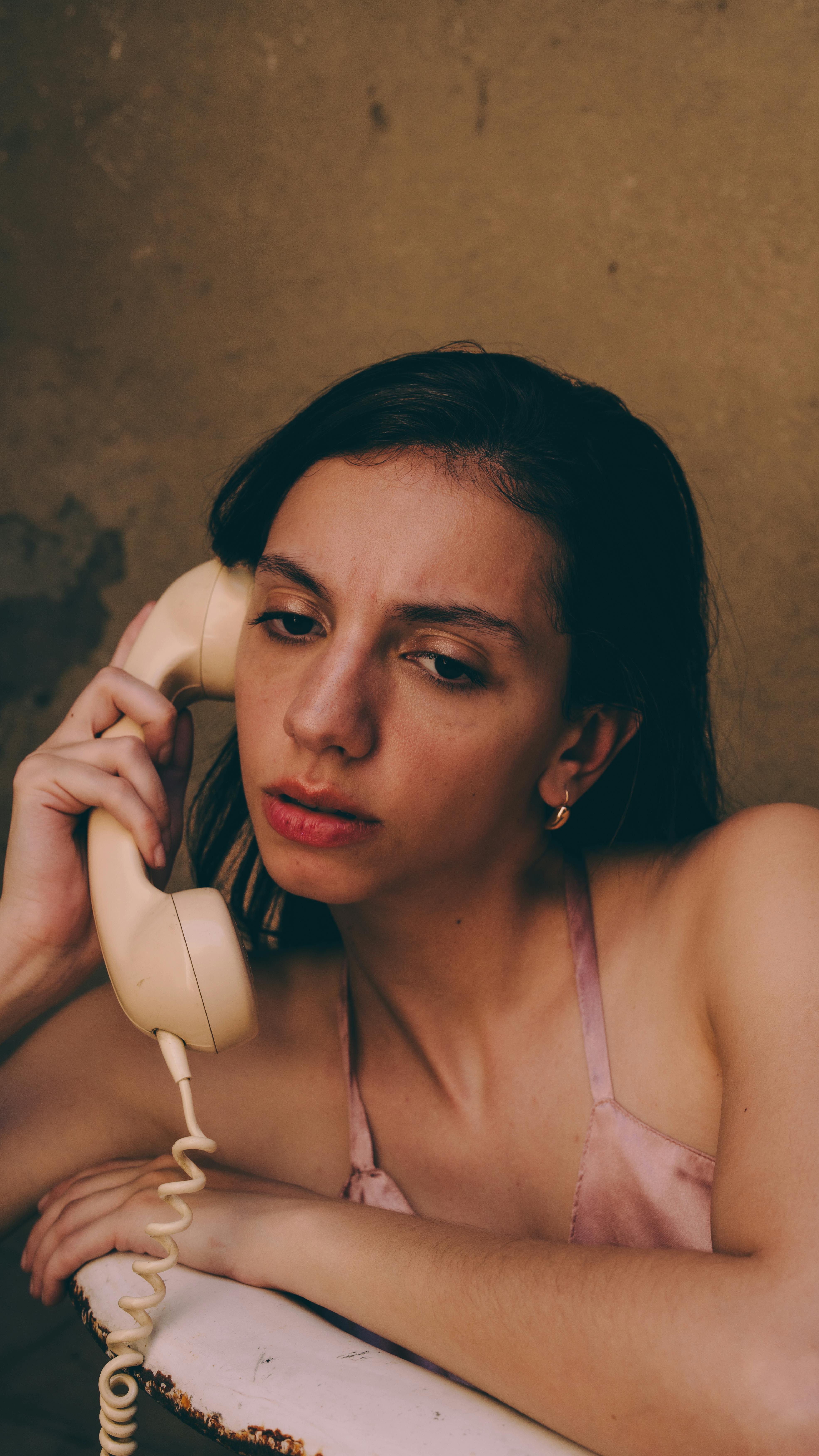 Gratis arkivbilde med # innendørs, ansikt, avslappet positur Arkivbilde