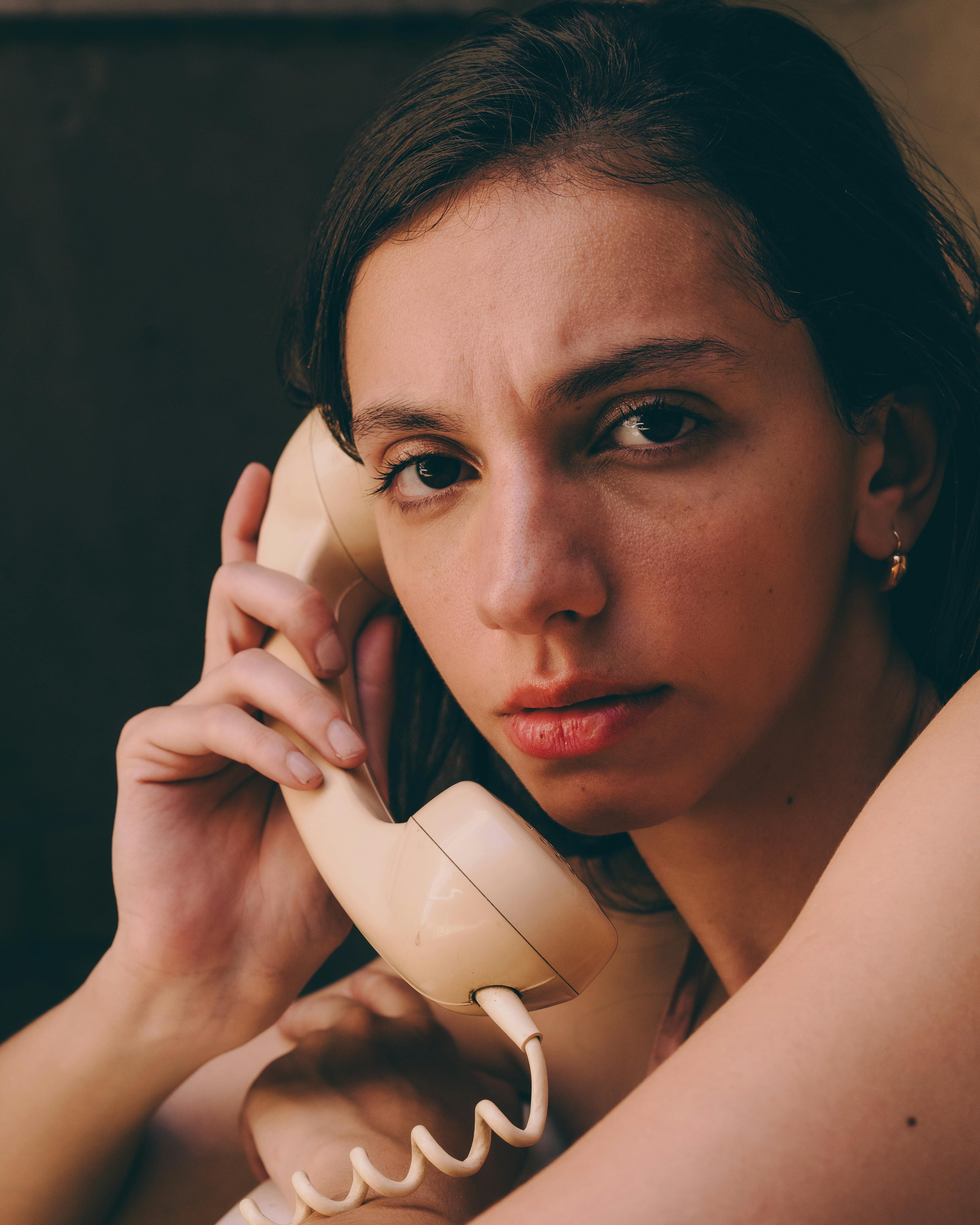 Ilmainen Nainen Vakavassa Puhelinkeskustelussa Kuvapankkikuva