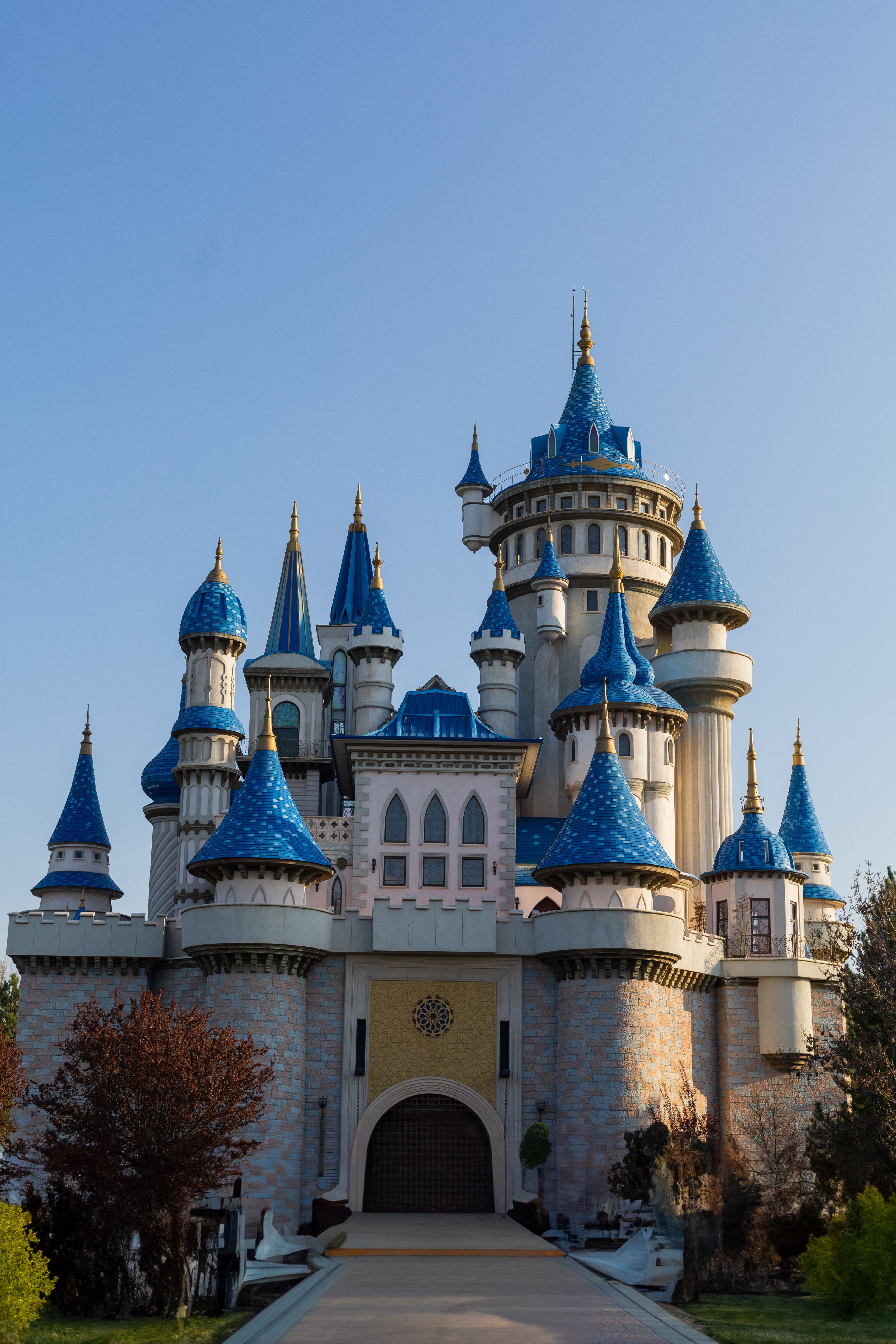 Stunning fairy tale castle with blue turrets in Eskişehir, Türkiye, captured in bright daylight.