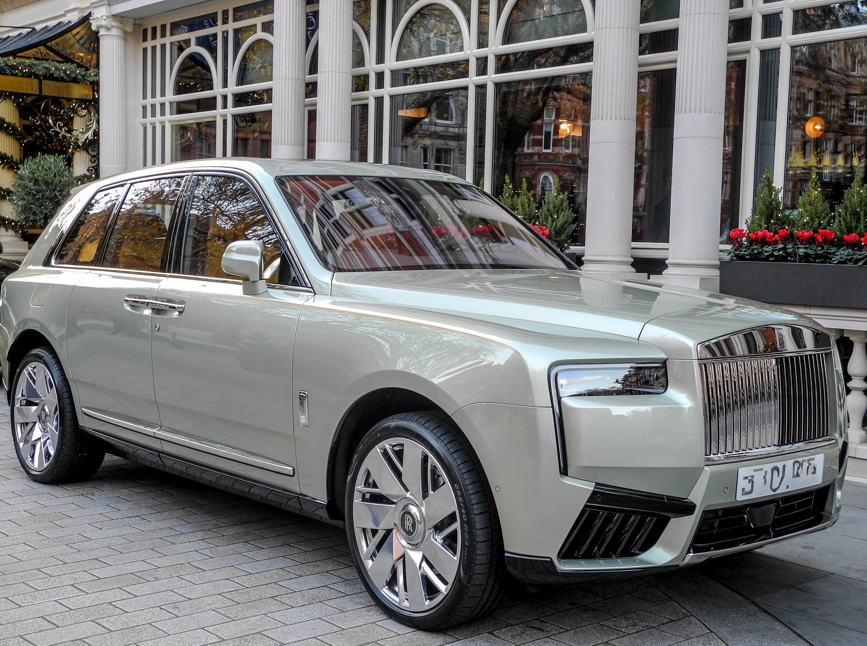 Rolls Royce Cullinan chauffeur hire Birmingham
