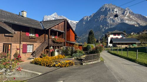 Free Discover the charm of Switzerland with a picturesque chalet and majestic alpine backdrop. Stock Photo