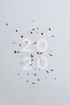 这款2020年设计的极简主义时尚图案，以柔和的丁香色为背景，点缀着五彩纸屑，非常适合庆祝活动