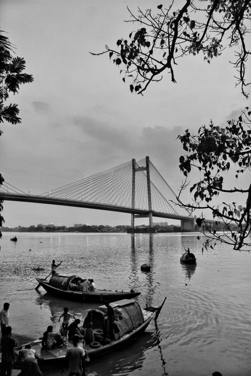 Free Monochrome image of boats and Howrah Bridge over Hooghly River in Kolkata. Stock Photo