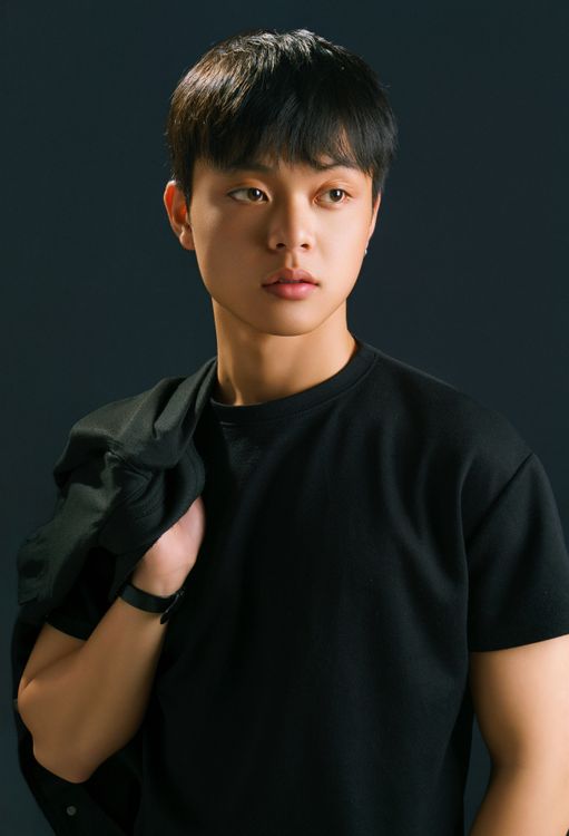 Retrato De Estudio De Un Hombre Asiático Elegante Con Camiseta Negra ...