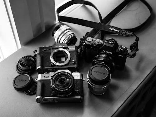 無料 3台の富士フイルムデジタル一眼レフカメラのグレースケール写真 写真素材