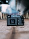 城市街道上放置的老式胶片相机特写镜头，显示了手动设置