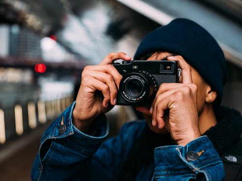 Orang Yang Mengambil Foto Menggunakan Kamera