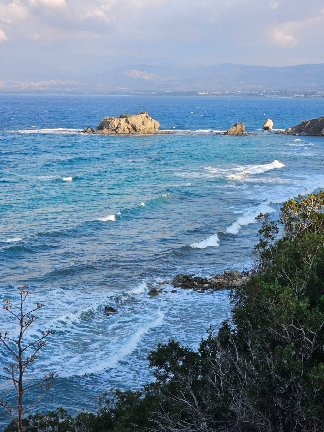 Coastal Waves and Rocky Beach Landscape · Free Stock Photo