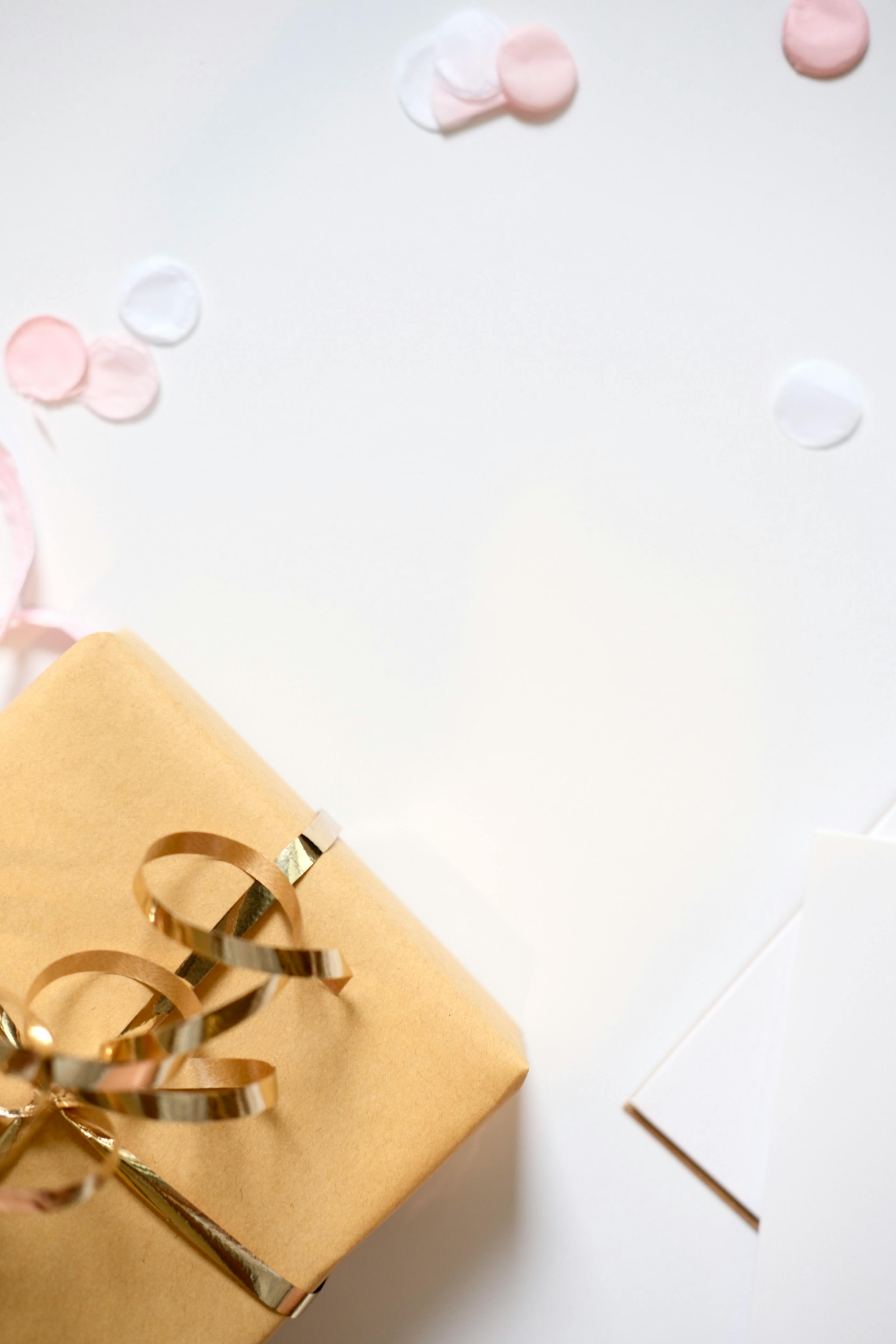 Zadarmo Fotobanka s bezplatnými fotkami na tému biele konfety, darčeková krabička, darčekový baliaci papier Fotka z fotobanky