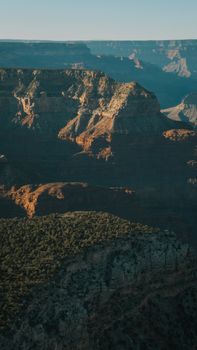Sonnenuntergang & Felsen in der Natur – Strahlendes Landschaftsfoto