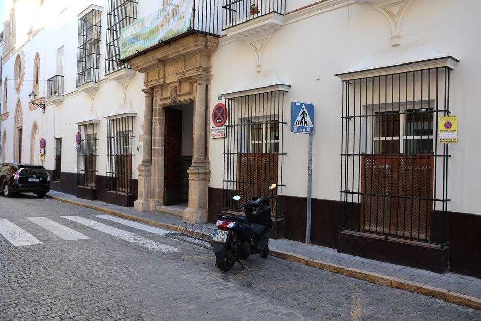 Vista de la calle de la arquitectura histórica en El Puerto de Santa María, España.