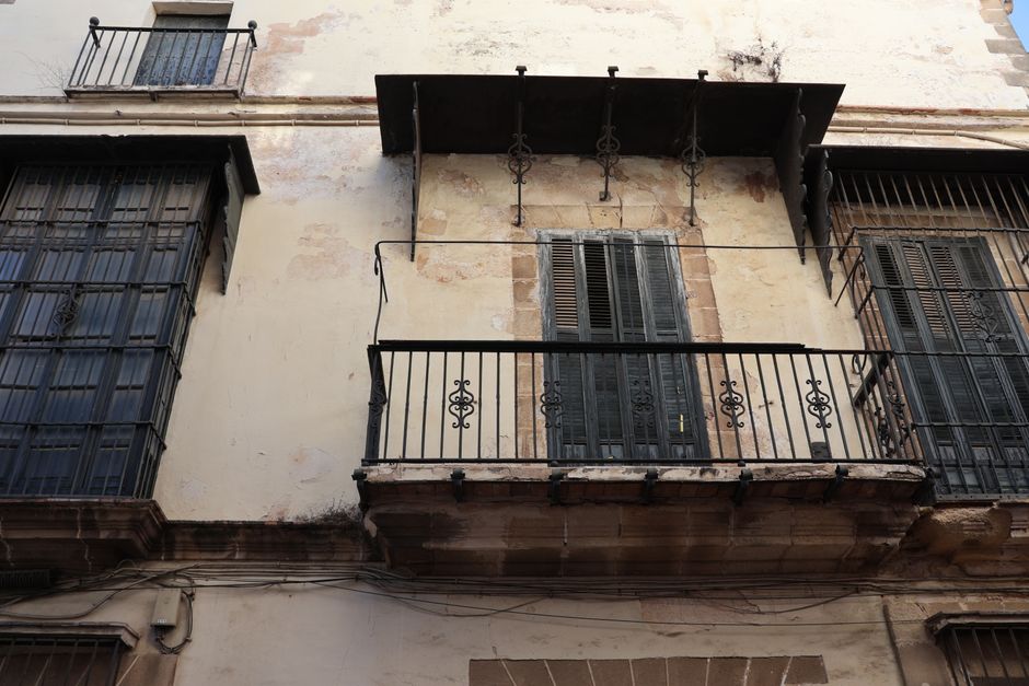 Captura de un balcón antiguo con barandillas de hierro en El Puerto de Santa María, España.