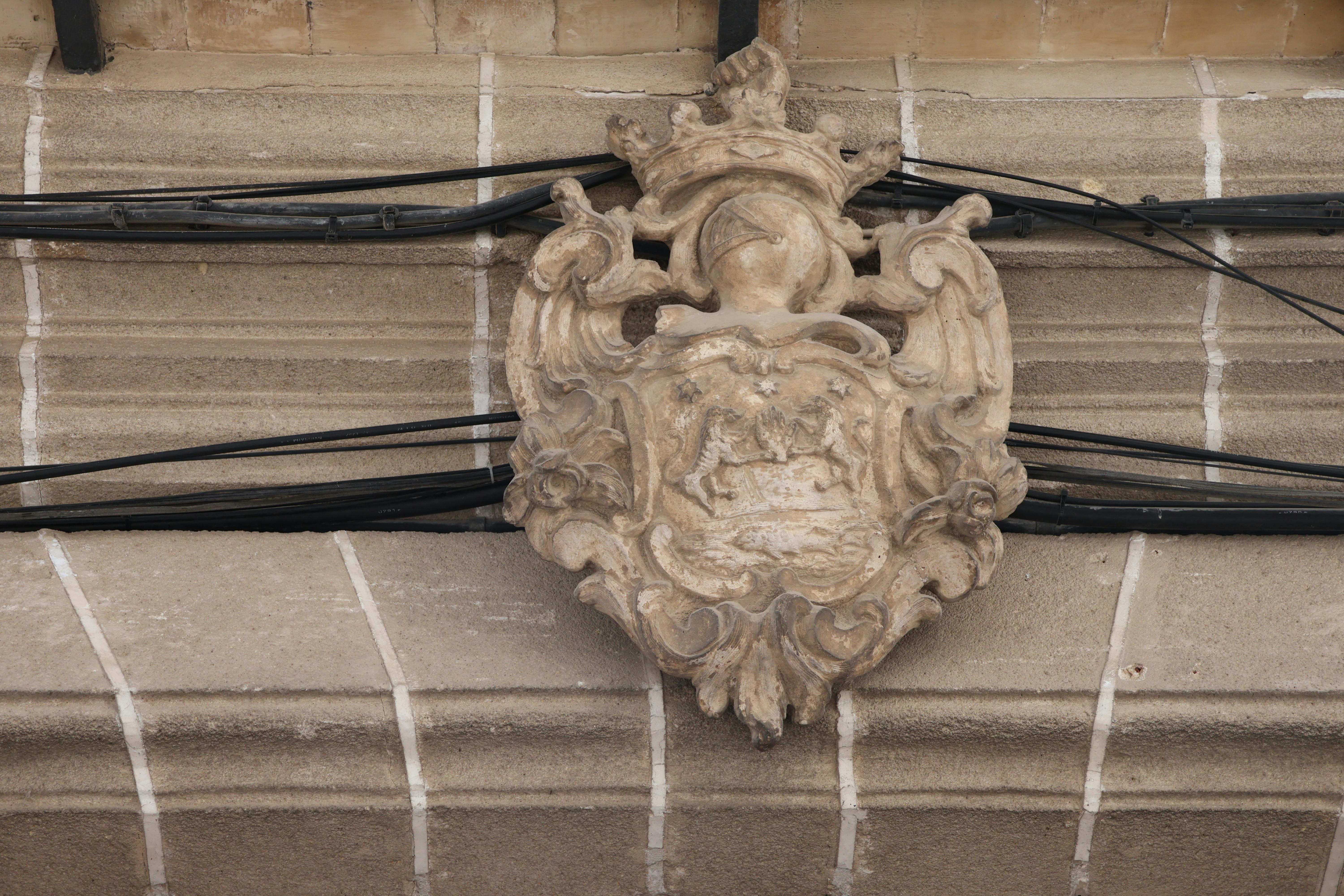 escudo heráldoco en el dintel de la puerta