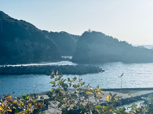 A view of the ocean and rocks from a beach · Free Stock Photo