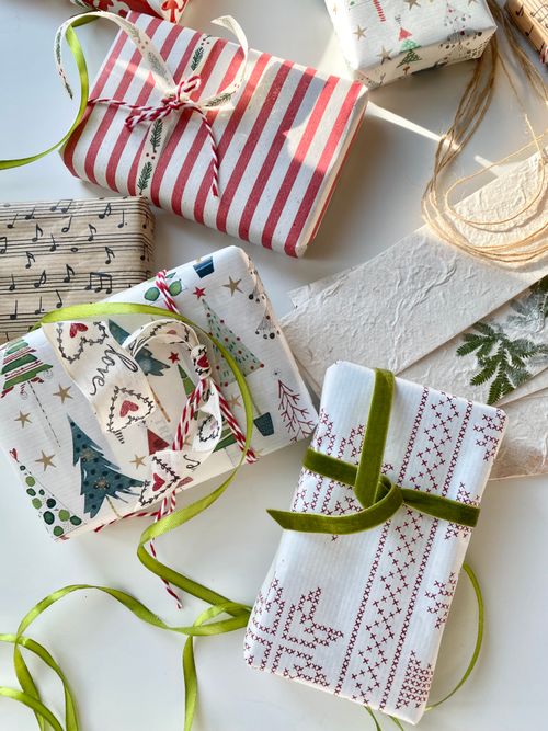 Free Beautifully wrapped Christmas gifts with festive paper and ribbons, perfect for holiday season. Stock Photo