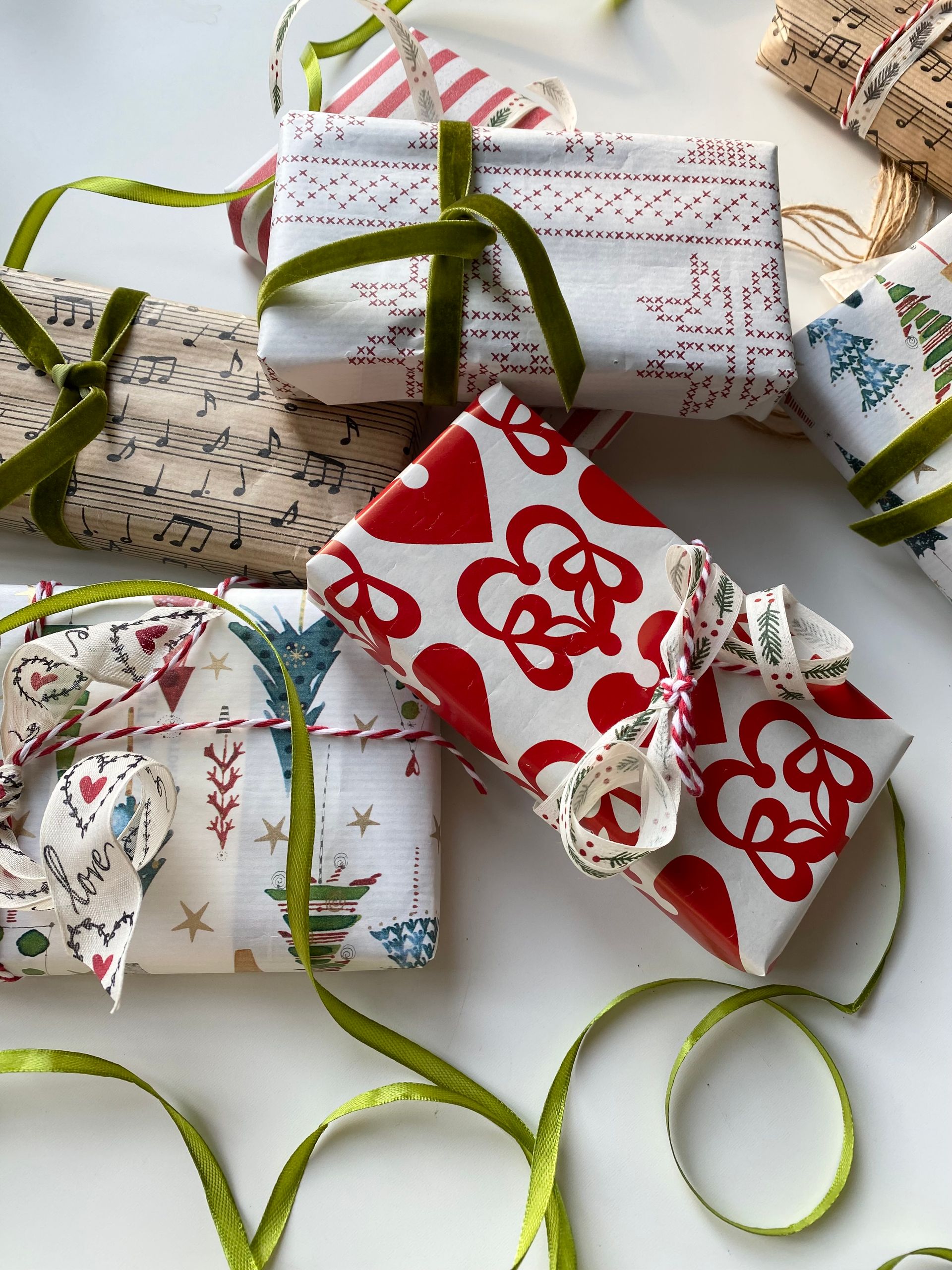 Caixas de presente embaladas com fitas decorativas