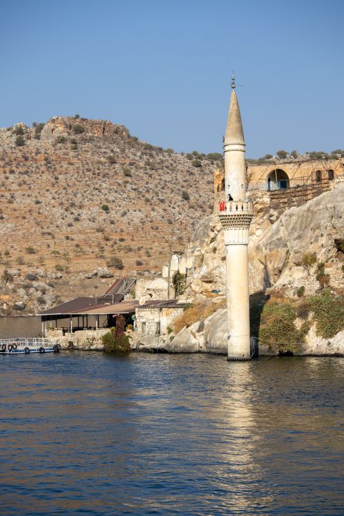 Free Historic minaret of a half-submerged mosque in Halfeti, Türkiye, along the Euphrates River. Stock Photo