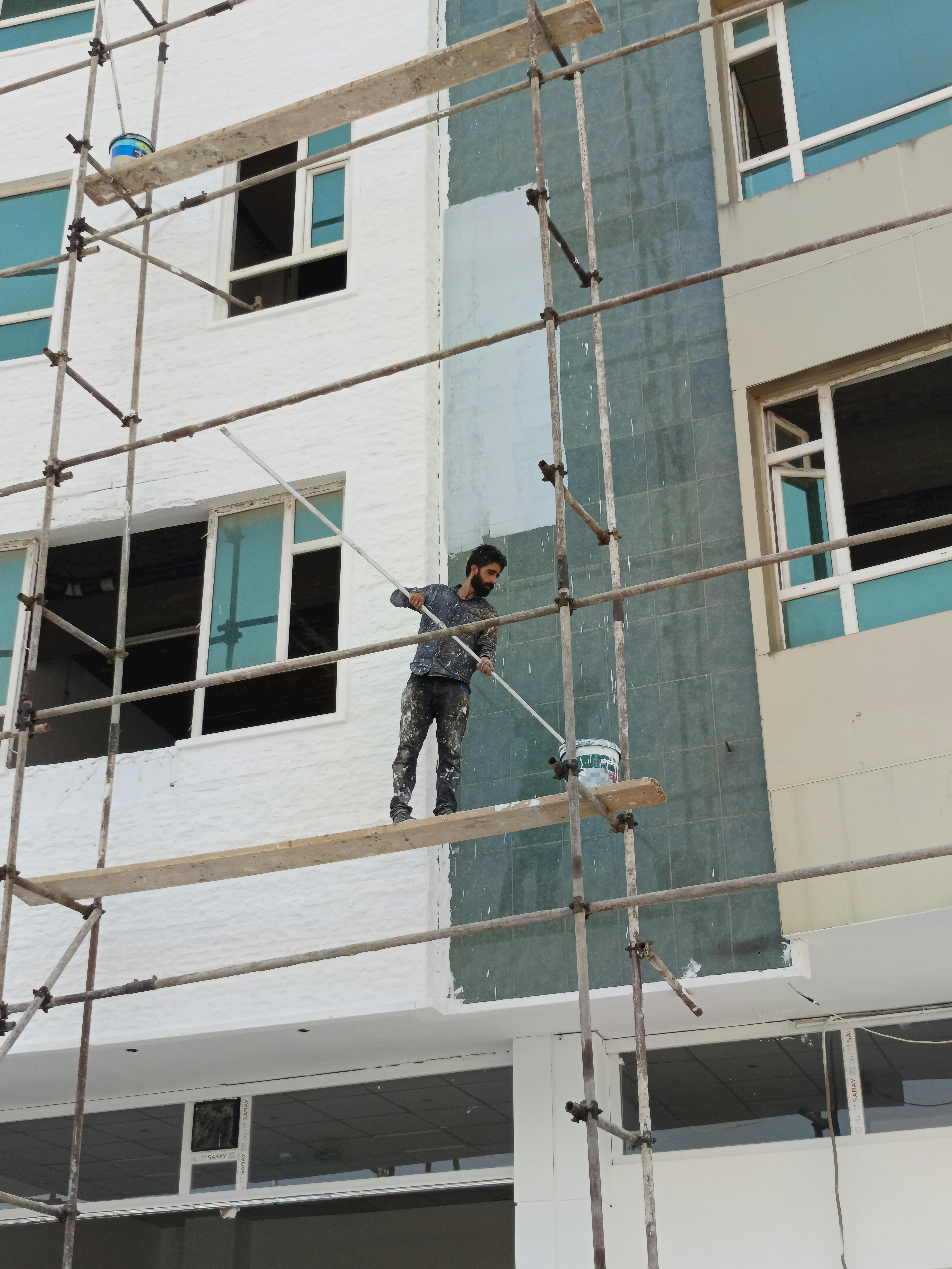 Peinture de façade extérieure sur échafaudage
