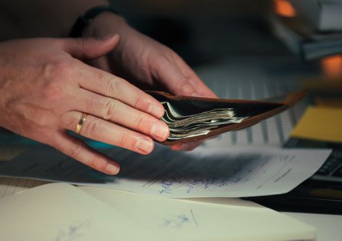 Portemonnee met geld en documenten
